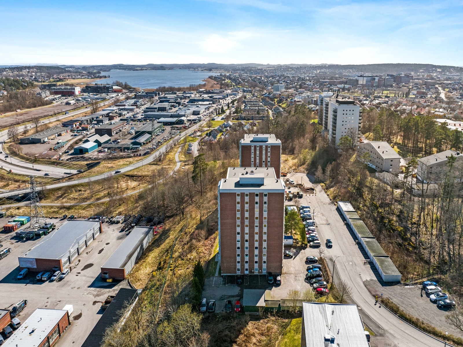 Kort vei til Meny dagligvareforretning og treningssenter på Gressbanen. Nydelig tur- og friluftsområder med lysløyper i umiddelbar nærhet. God busskommunikasjon med forbindelse til Tønsberg sentrum, busstopp på utsiden av døra. Galleribilde