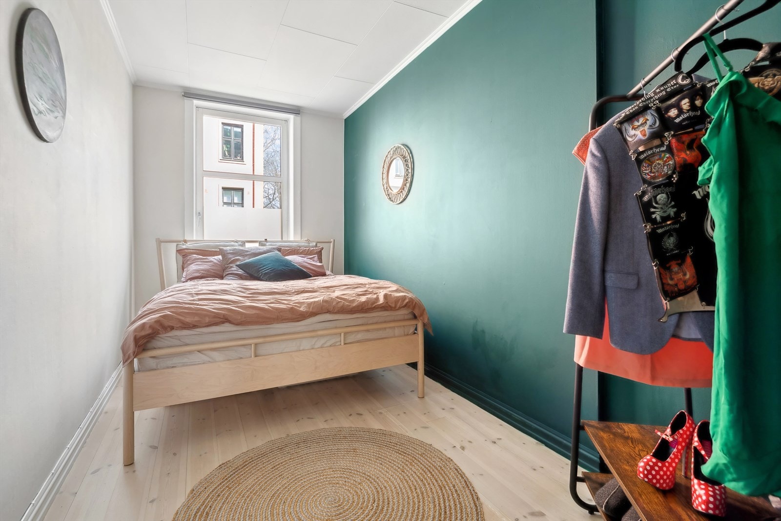 Romslig og luftig soverom med plass til dobbeltseng. Galleribilde