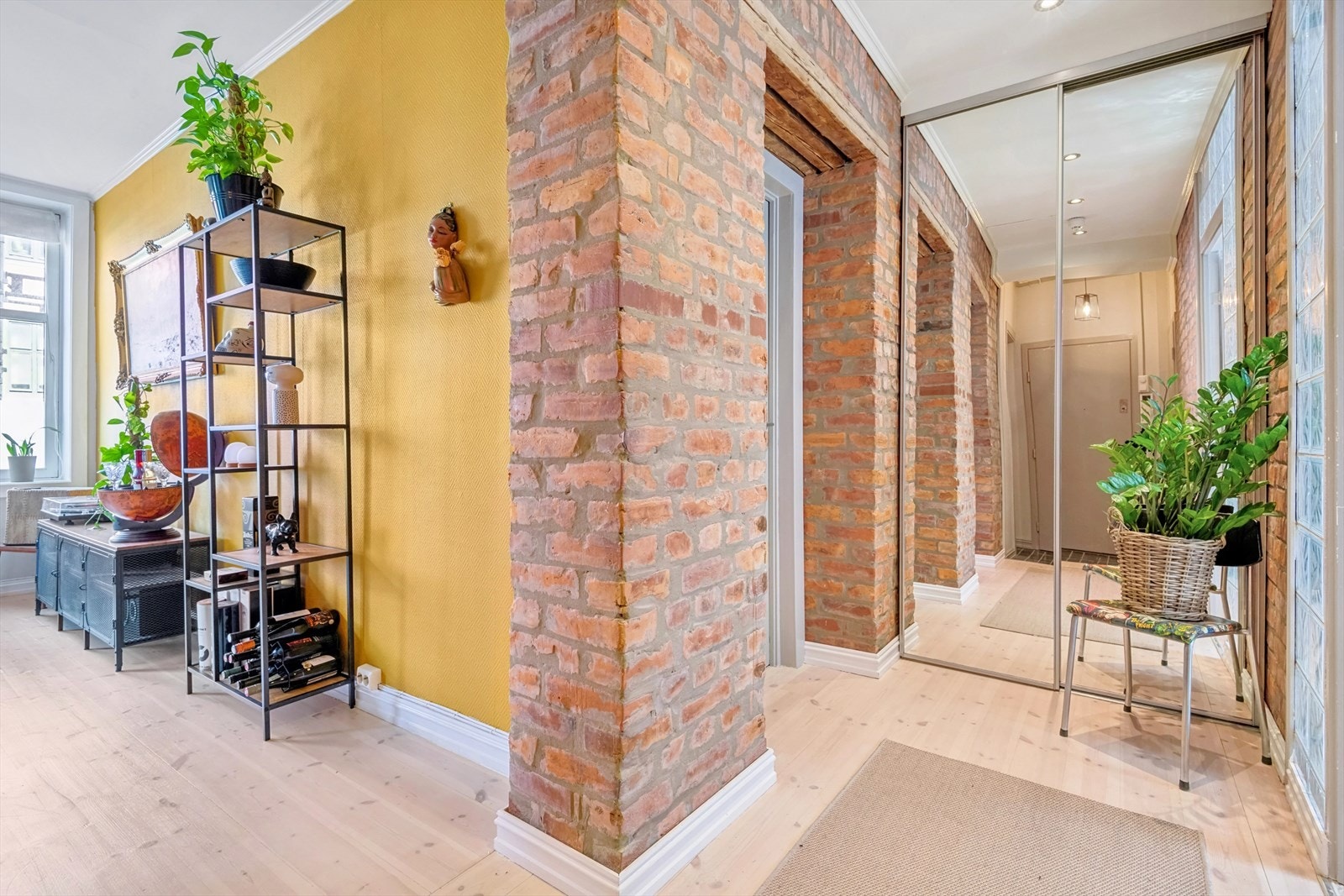 Flotte detaljer i boligen som synlig murstein. Galleribilde