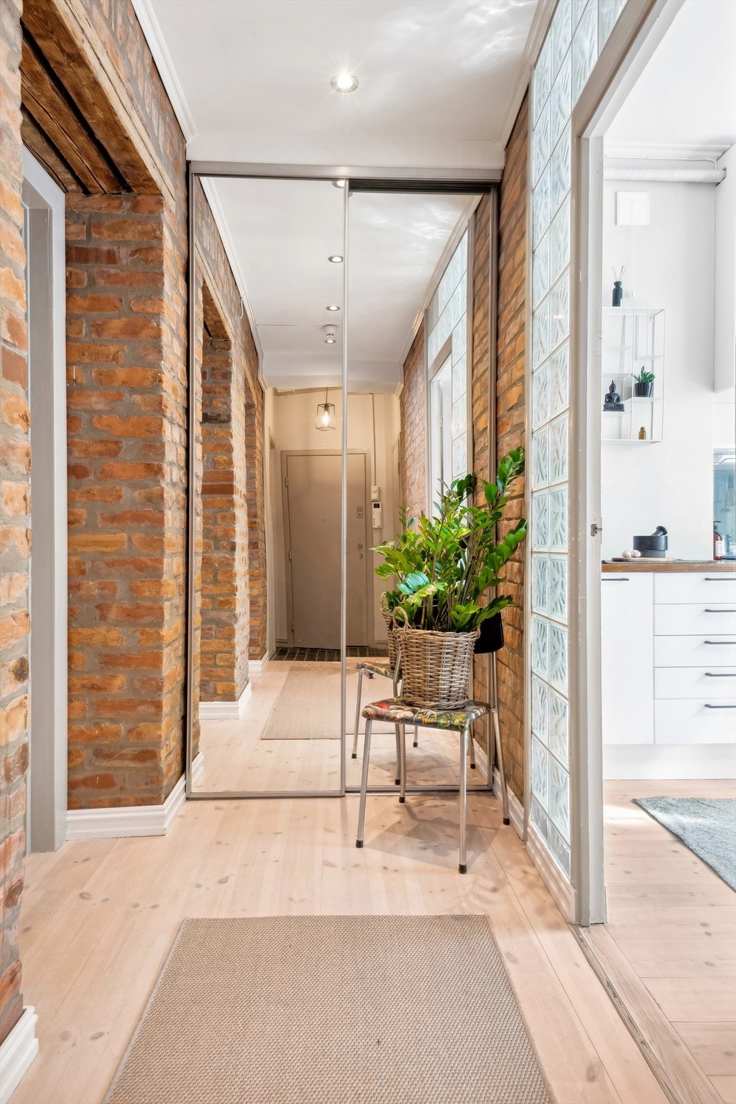 Gangen i leiligheten, med et garderobeskap med speilfronter. Galleribilde