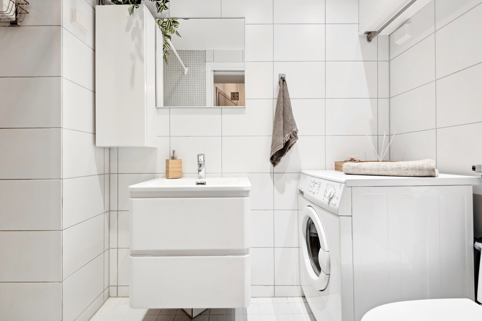 Leiligheten har en pent flisbelagt bad med gulvvarme. Galleribilde