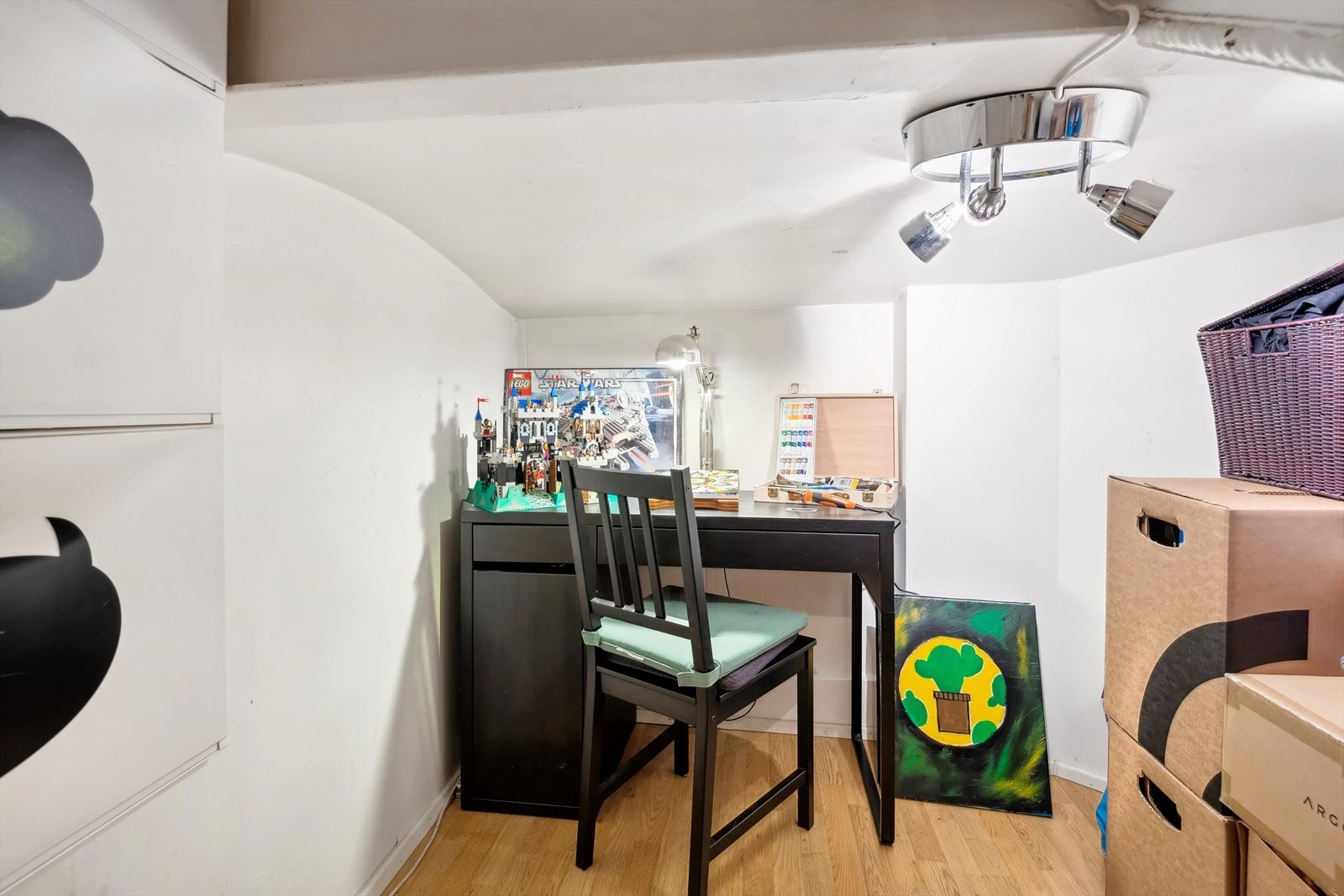 I tilknytting til entreen finner vi en praktisk innvendig bod, der man får mye plass til oppbevaring. Galleribilde