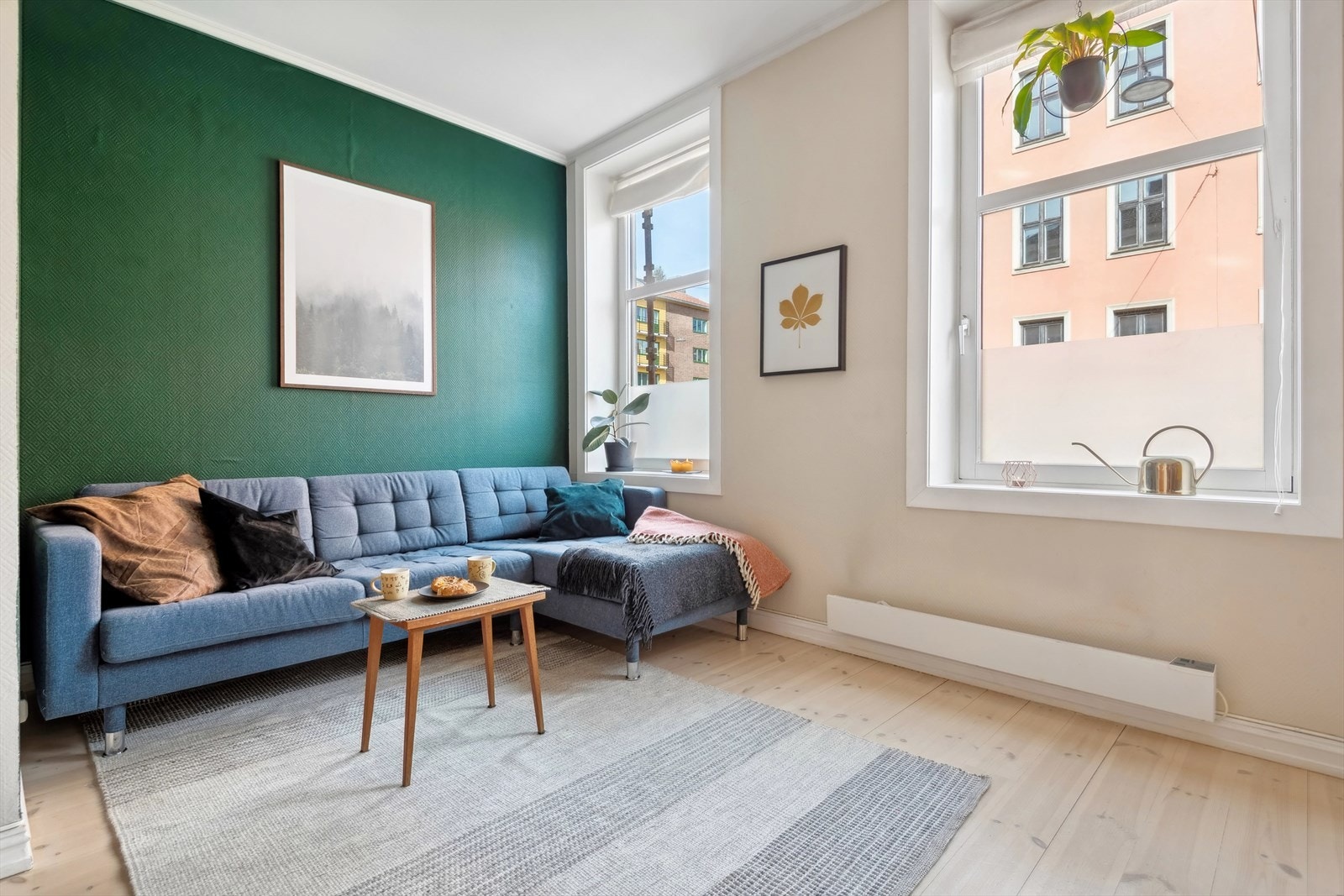 Den lyse stuen ligger usjenert til og har godt lysinnslipp. Galleribilde