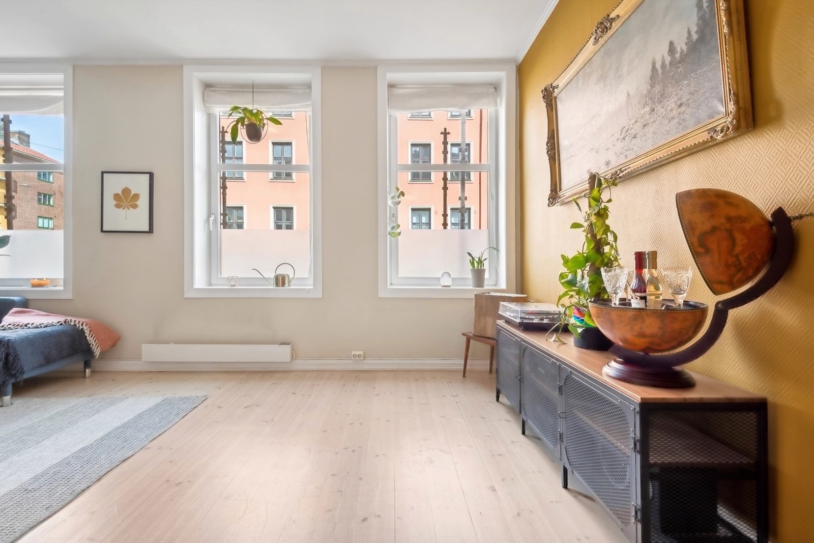 Her er det plass til både sofagruppe og spisebord. Galleribilde