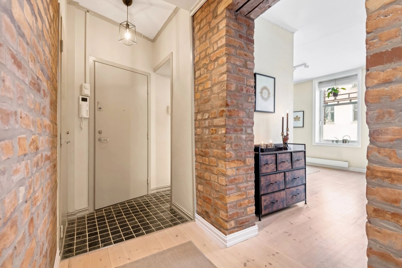 Velkommen inn. Leiligheten ligger fint til i 2 etasje, boligen er tilknyttet callinganlegg. Galleribilde