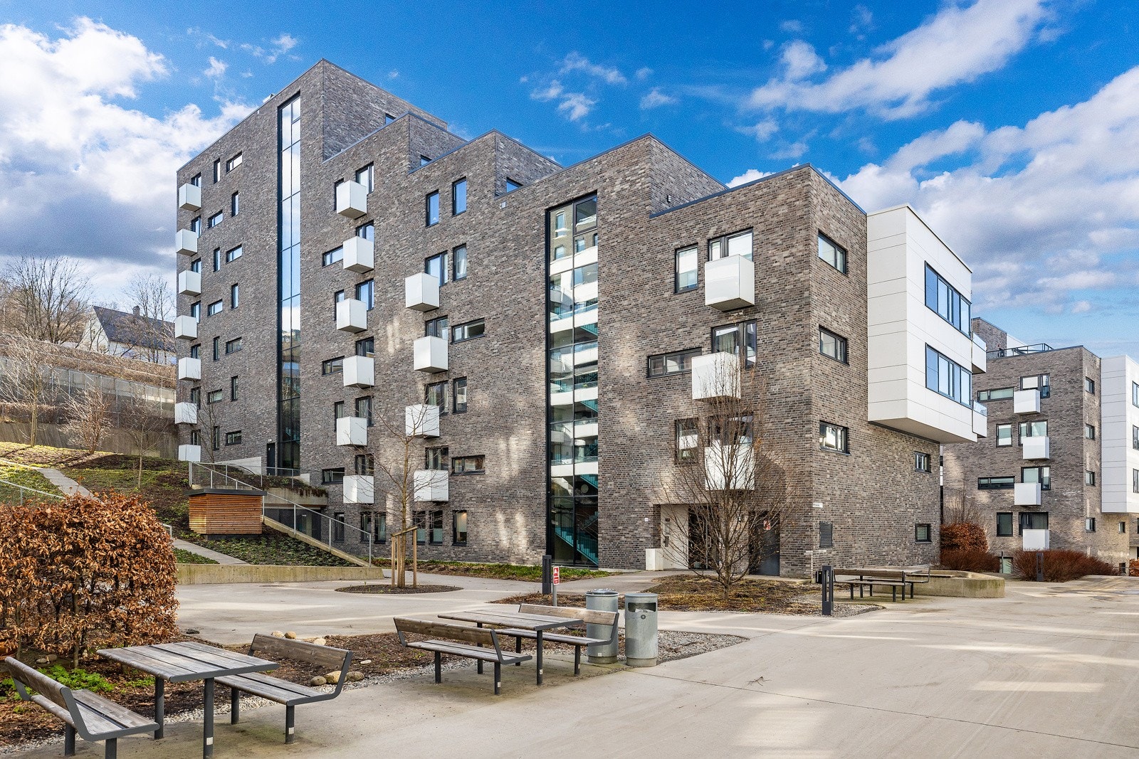 Fasade av bygget. Leiligheten ligger i 2.etasje. Galleribilde