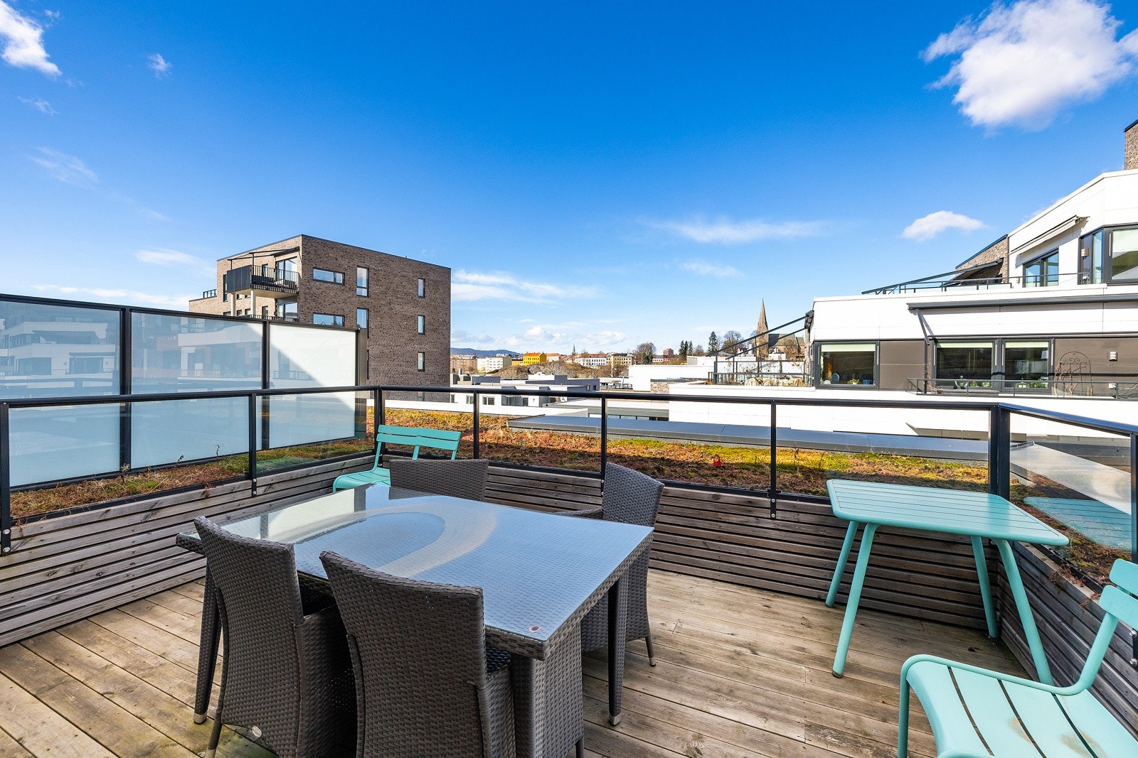 Felles takterrasse med møbler. Galleribilde