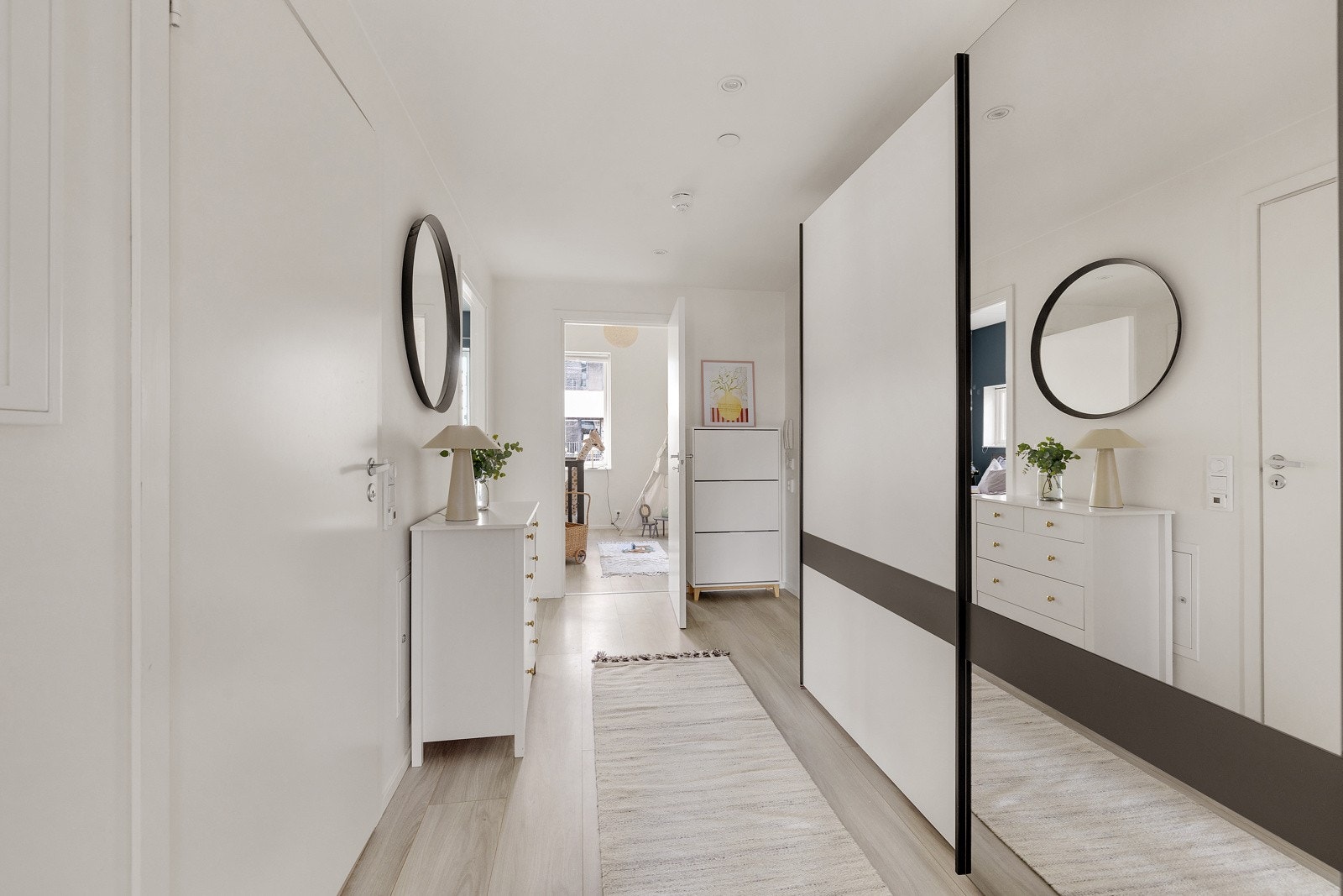 Entréen er stor med god plass til garderobeskap. Galleribilde