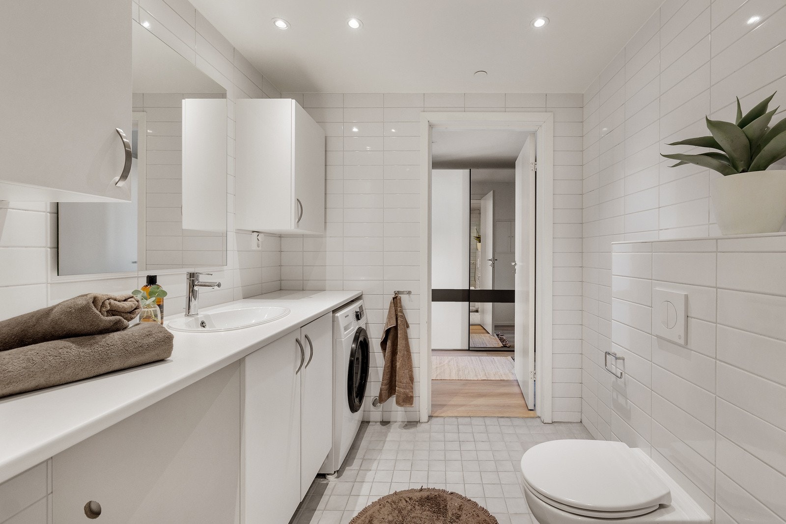 Vegghengt toalett og varmekabler i gulv. Galleribilde