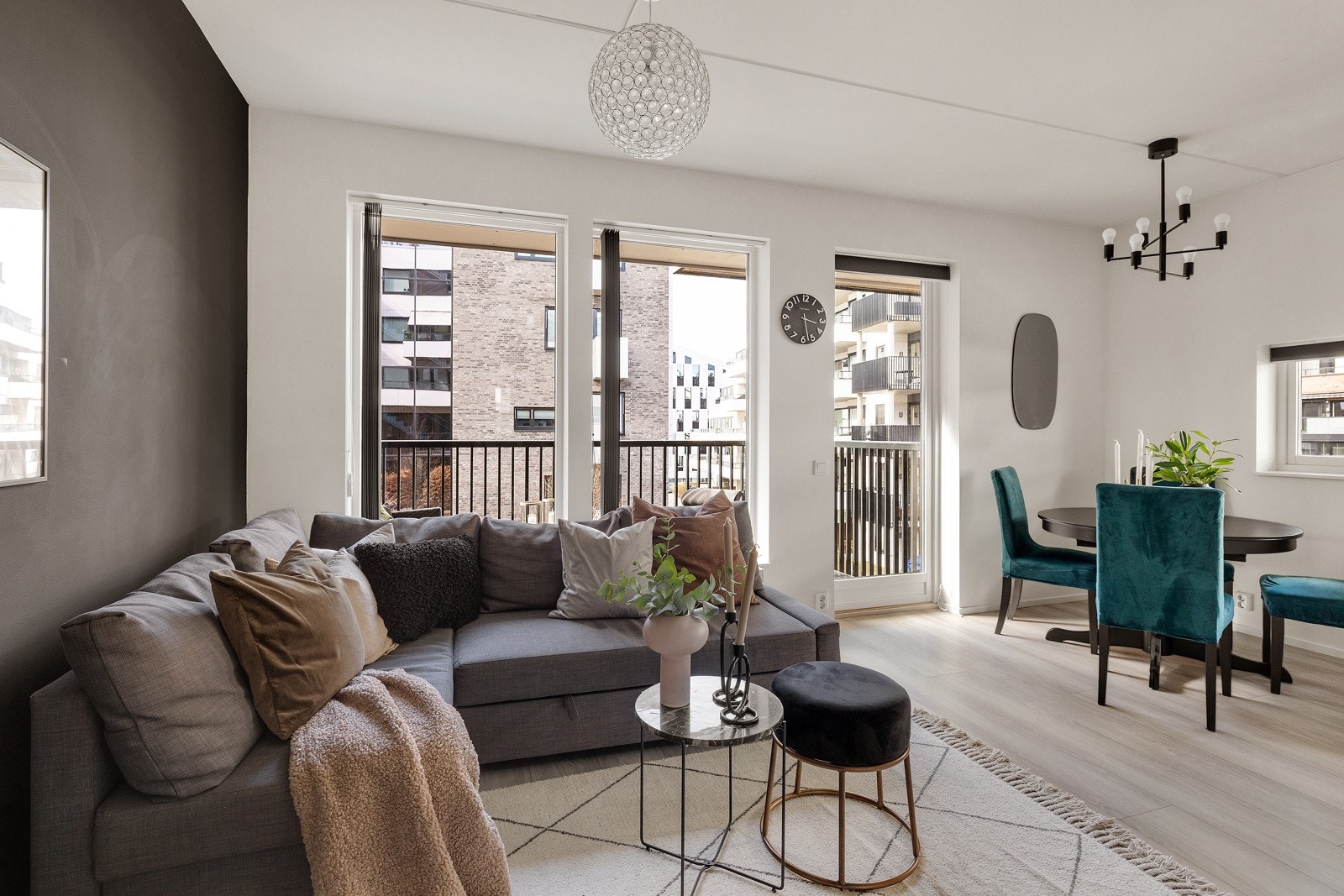 Store vindusflater som slipper inn rikelig med lys. Galleribilde