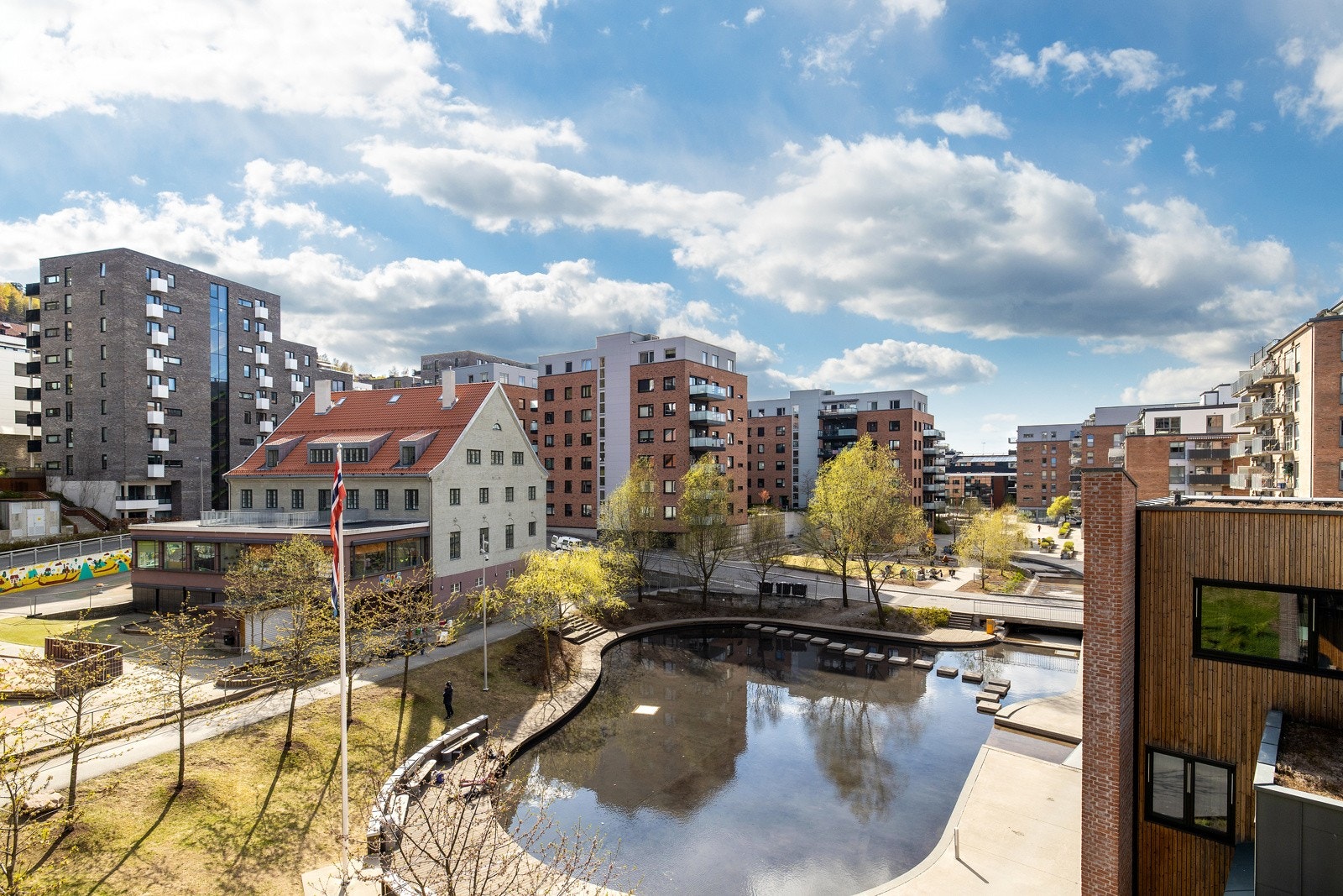 Kværnerbyen har fine fellesområder med egen dam som blir brukt av barnefamilier på sommeren og som skøytebane på vinteren. Galleribilde