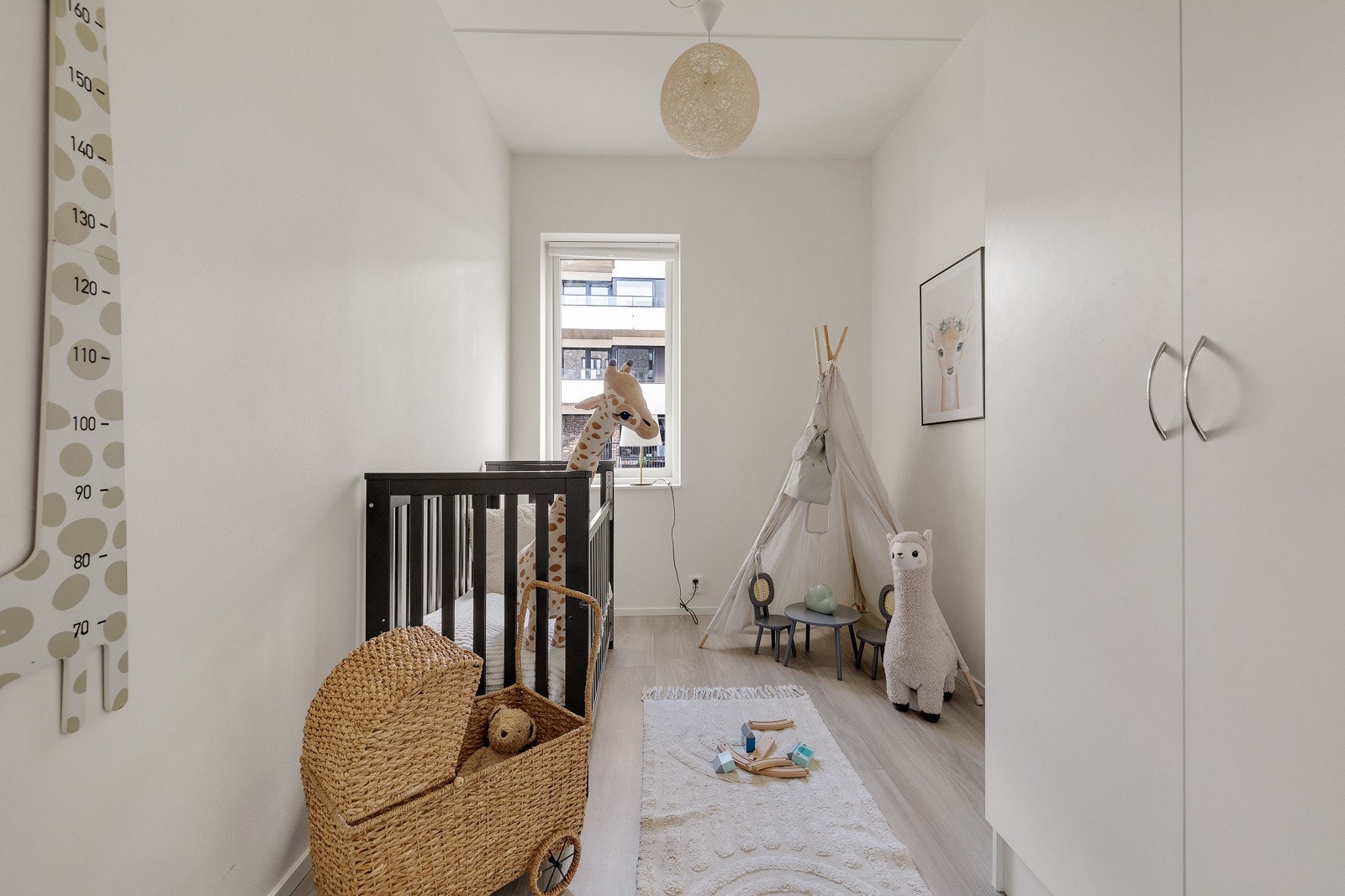 Barnerom med god plass til seng, nattbord og garderobeskap. Galleribilde