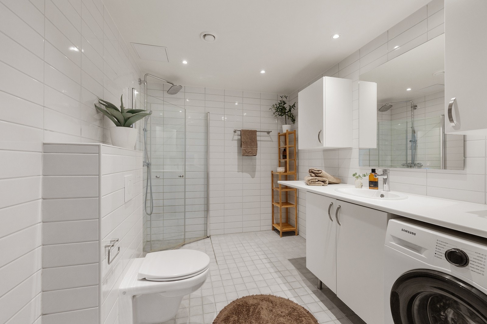 Meget god størrelse på badet med opplegg for vaskemaskin og tørketrommel. Galleribilde