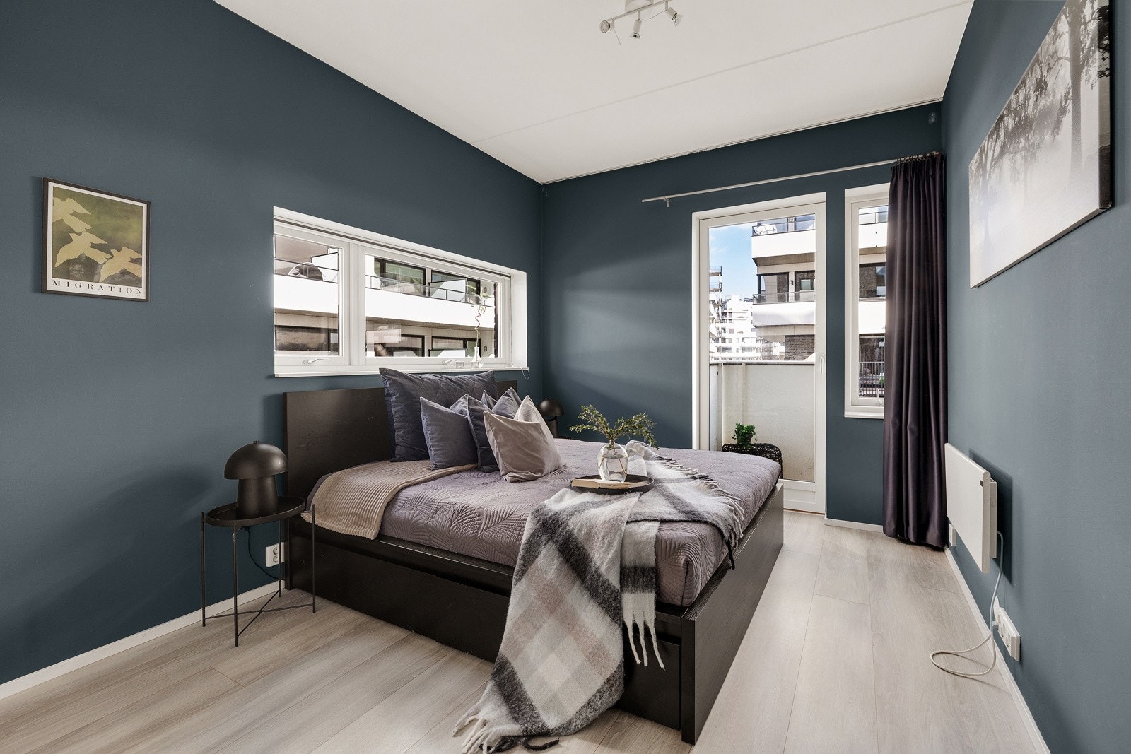 God plass til dobbelseng og nattbord. Galleribilde