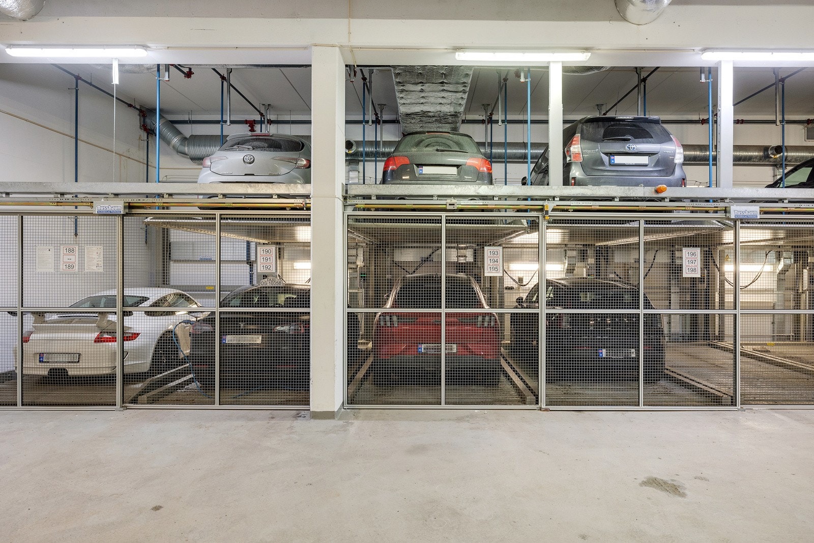 Medfølgende garasjeplass i lukket anlegg. Galleribilde