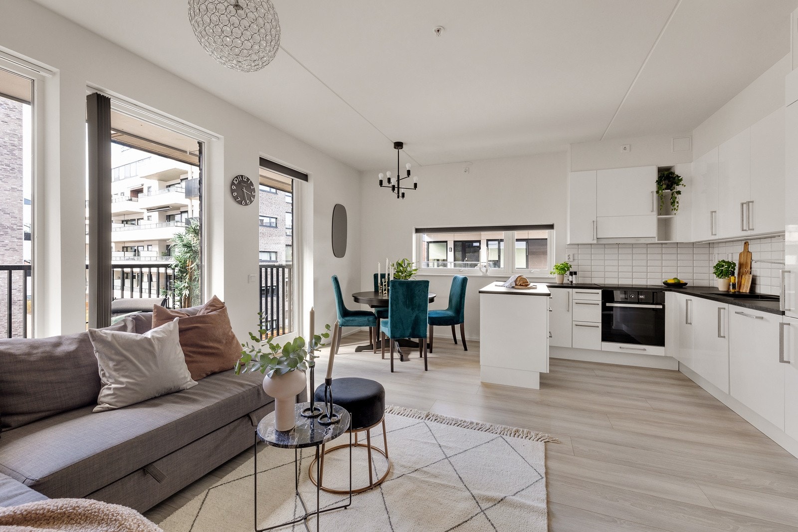 Åpen planløsning i stuen med god plass til både sofa og spisegruppe. Galleribilde