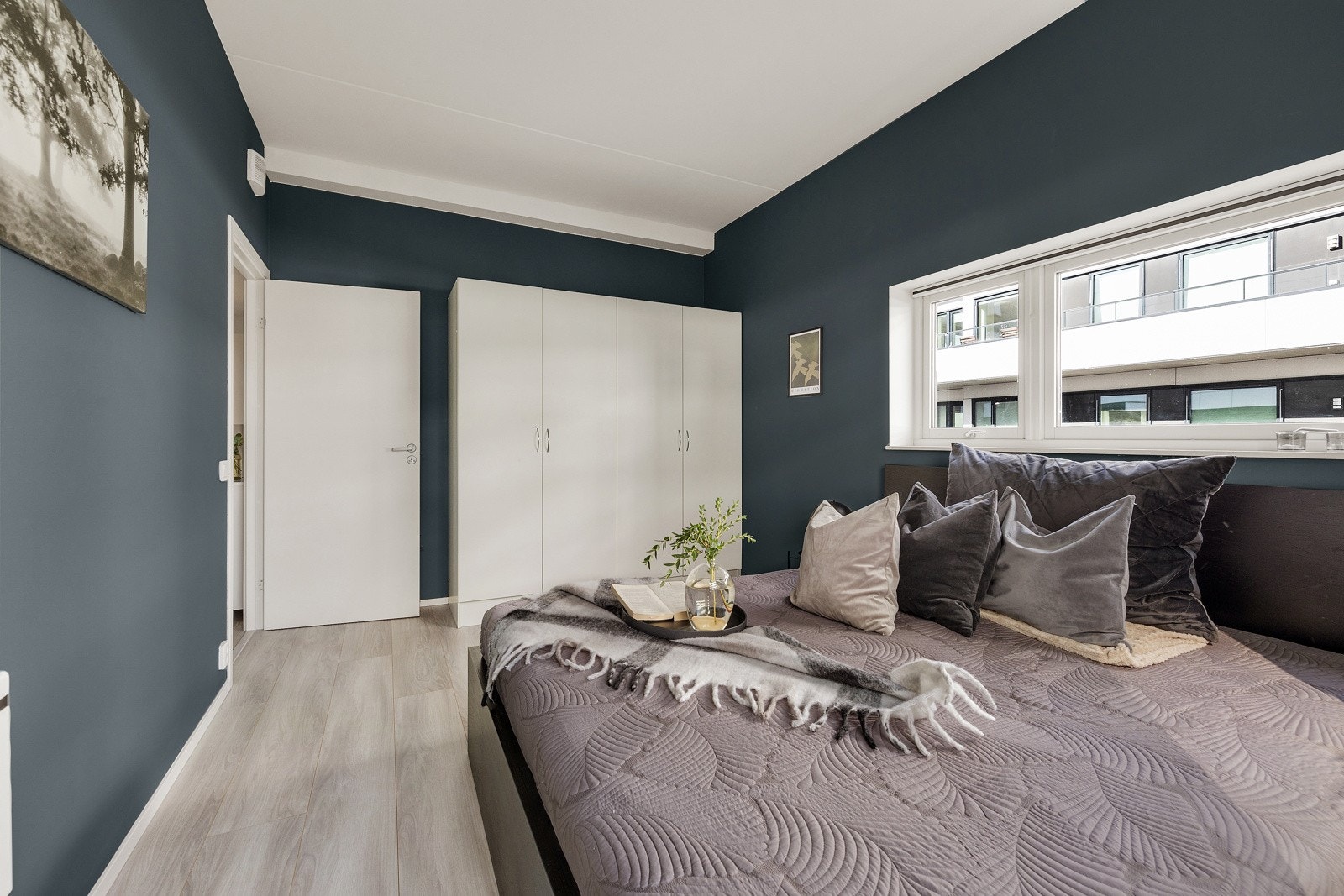 Garderobeskap i enden med mye lagringsplass. Galleribilde