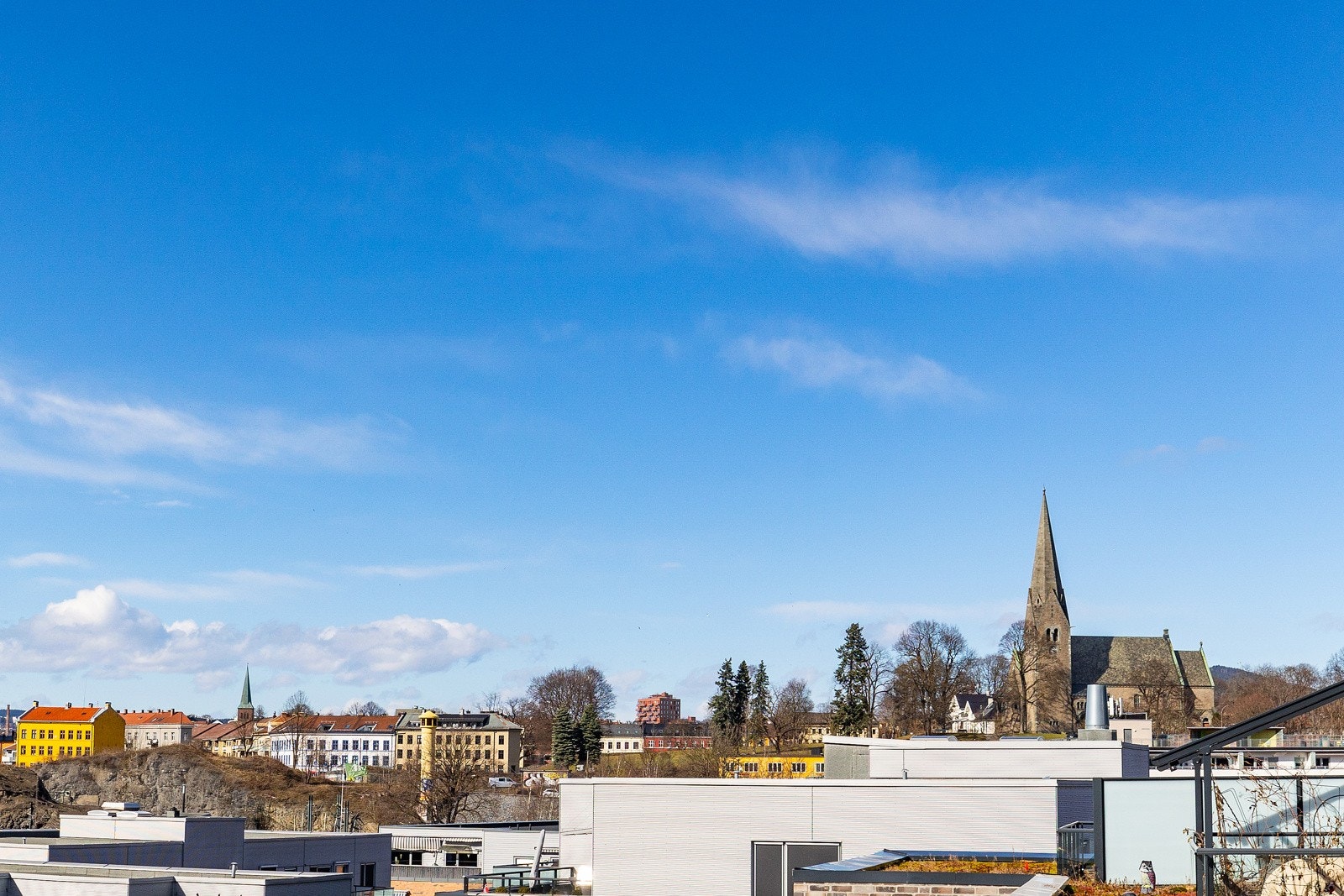 Flott utsikt fra takterrassen i bygget. Galleribilde