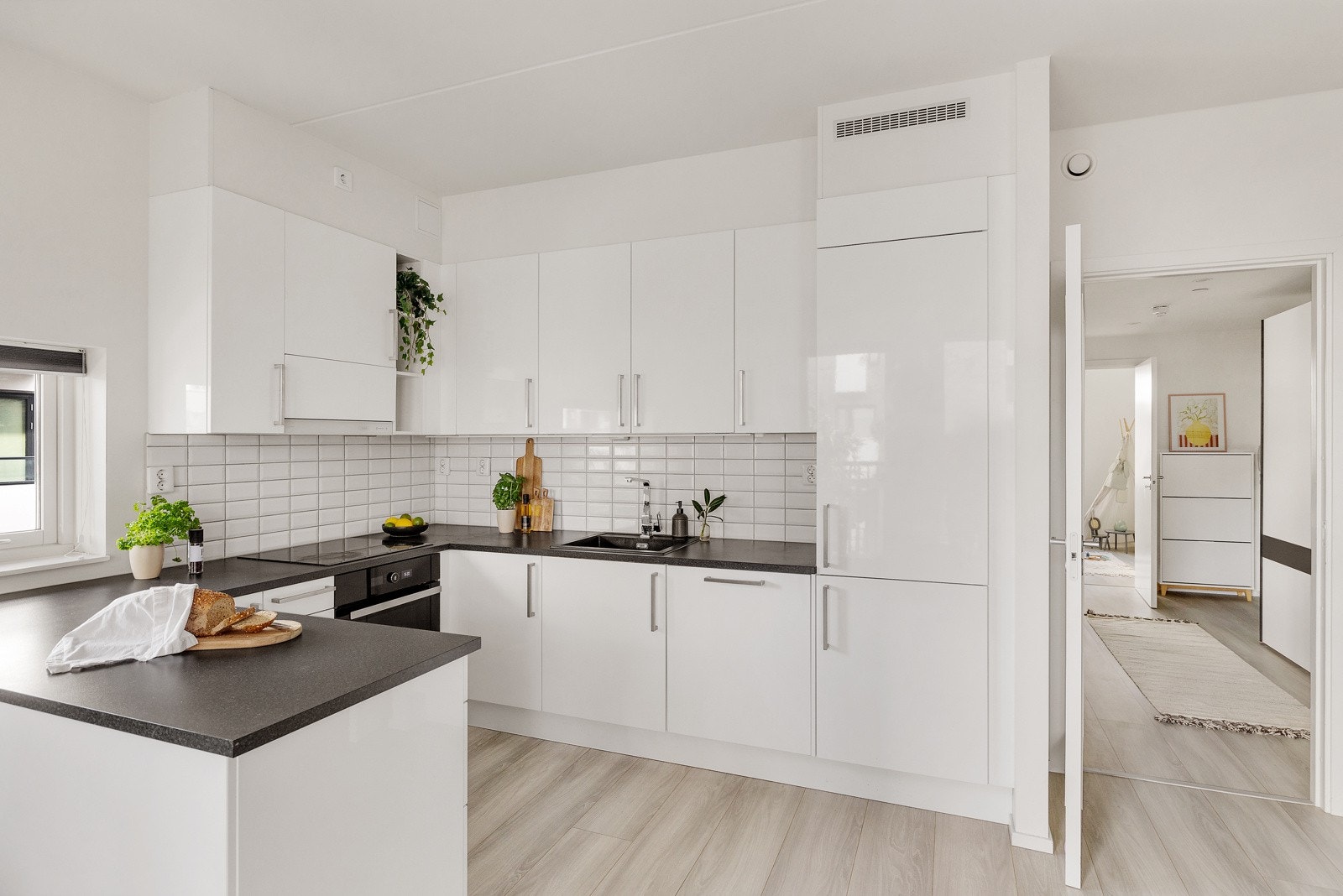 Stort kjøkken med mye skap- og benkeplass. Galleribilde