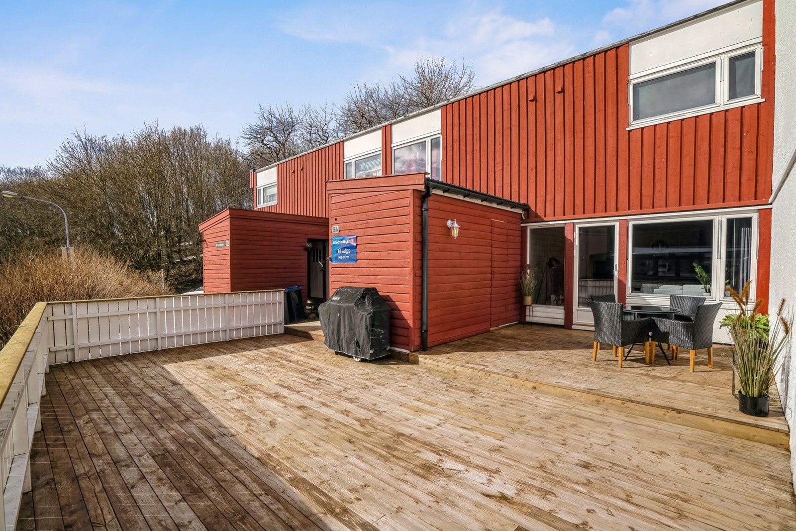 Leiligheten har en stor solrik terrasse. Galleribilde
