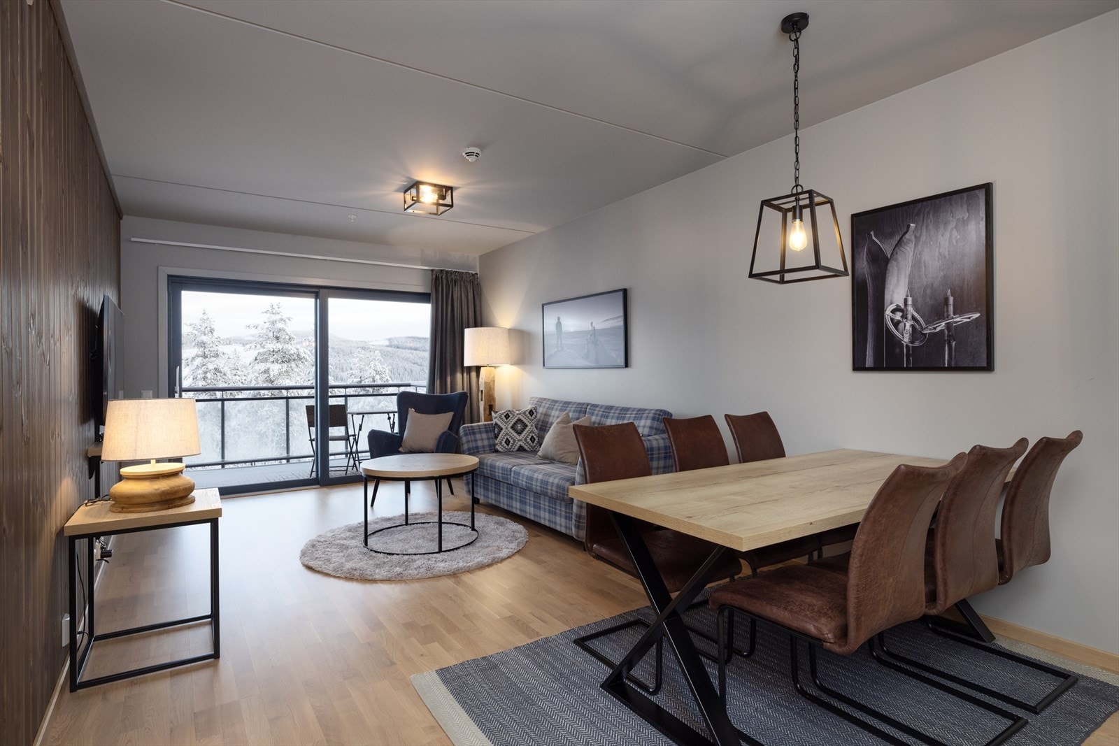 Stuen er luftig og har god plass til både sofakrok og spisebord. Galleribilde