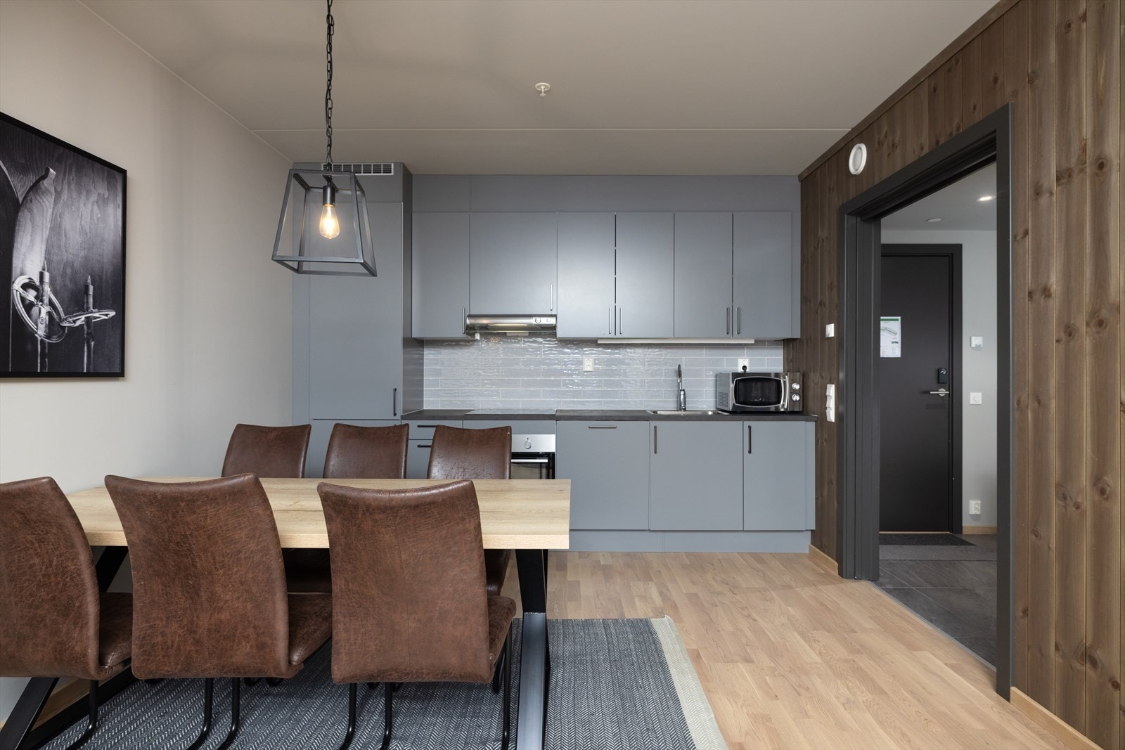 Kjøkkenet har integrerte hvitevarer. Galleribilde