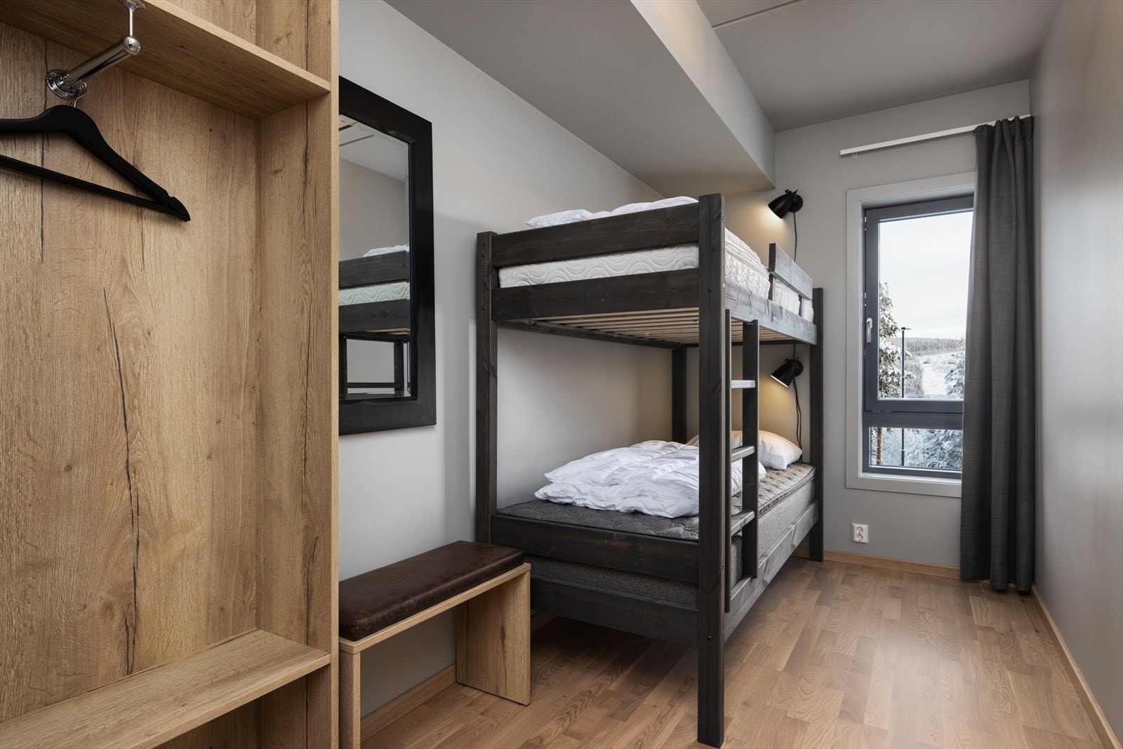 Soverom to er innredet med køyeseng og garderobeløsning. Galleribilde