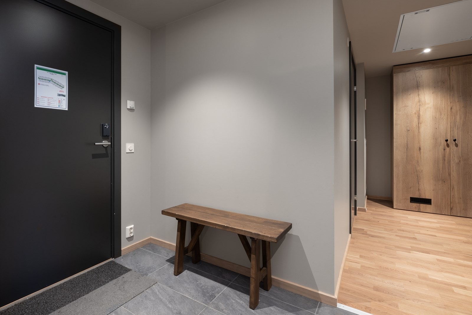 Entre med stort garderobeskap. Galleribilde