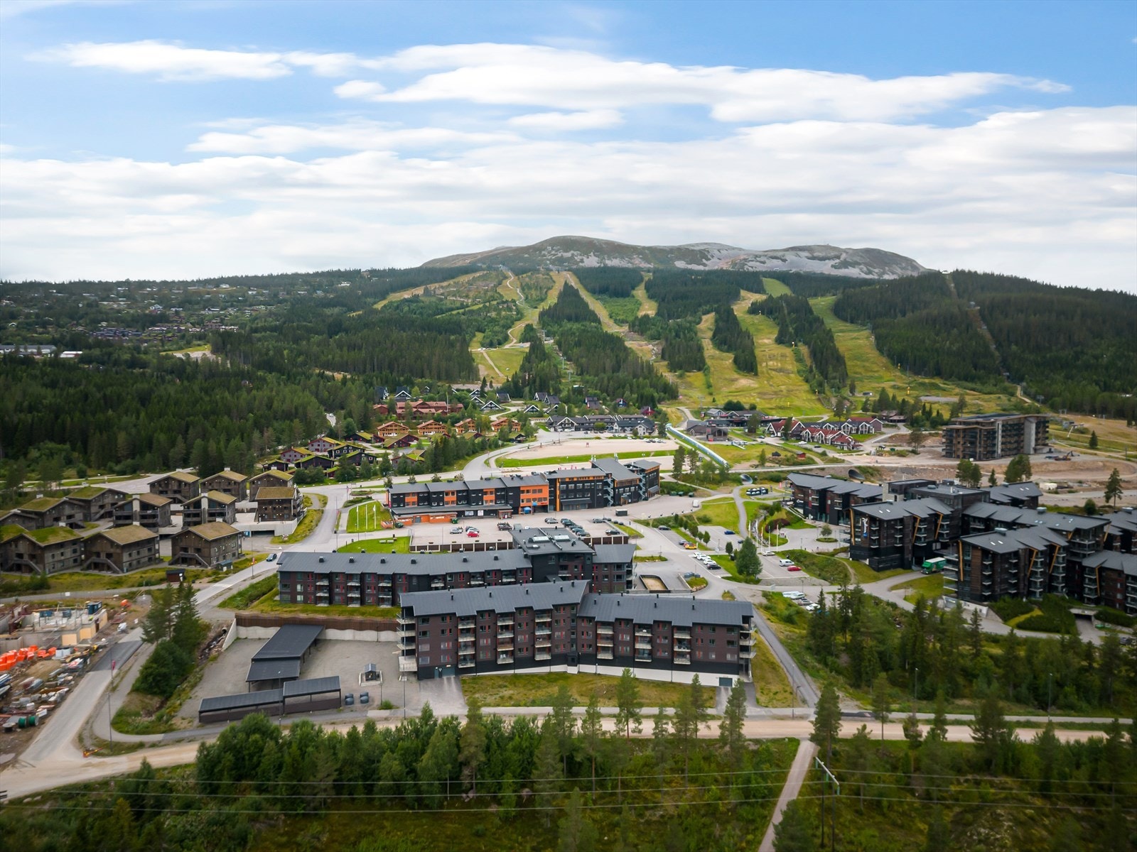 Fra leiligheten er det kort veg til alpinbakken på vinterstid. Galleribilde