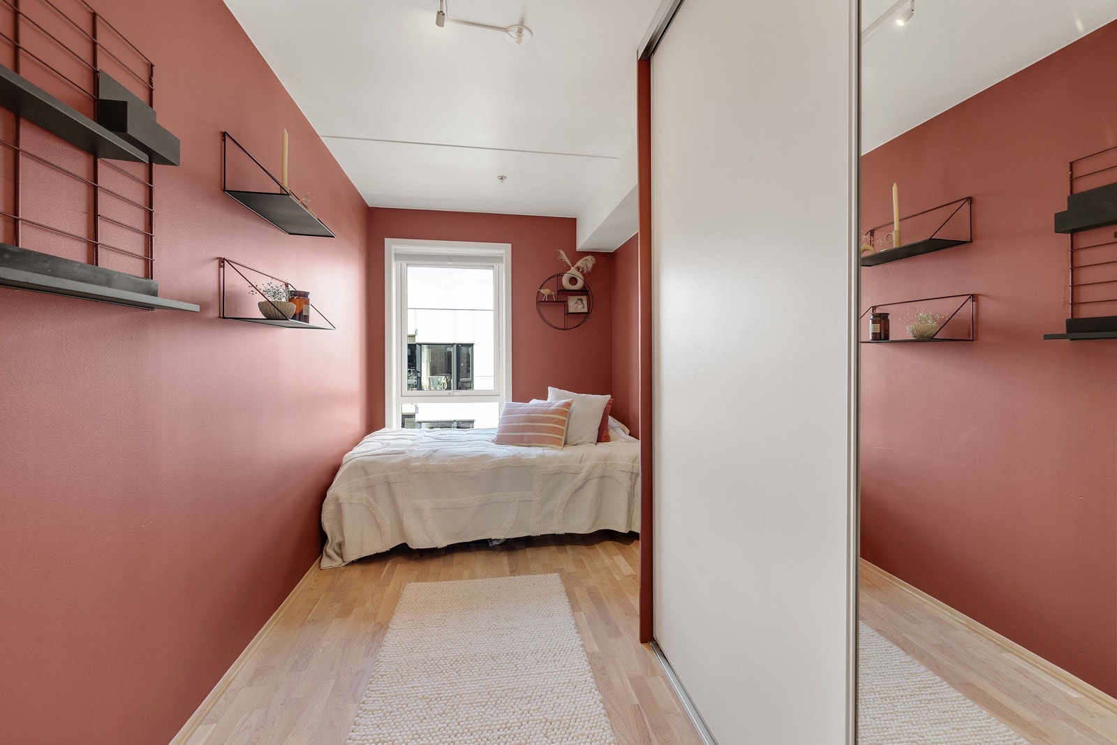 Soverom 2 er av god størrelse og er utstyrt med skyvedørsgarderobe. Galleribilde