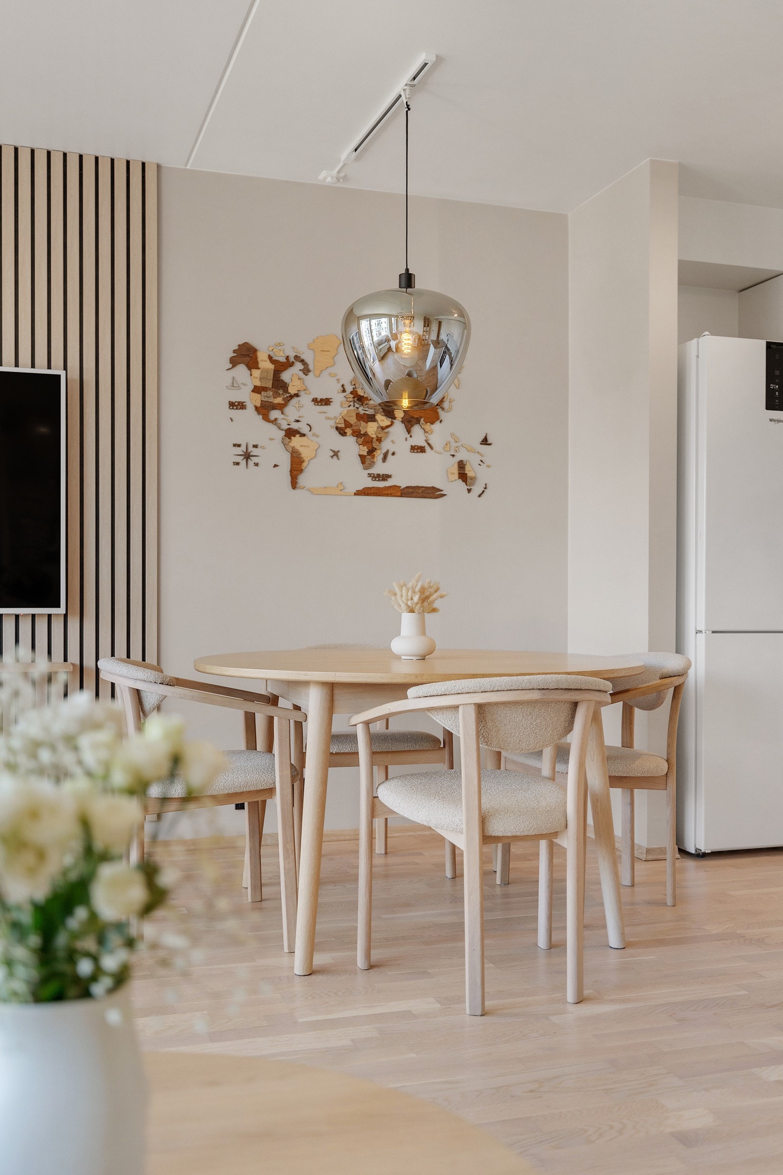 Det er god plass til spisegruppe i tilknytning itl kjøkkenet. Galleribilde