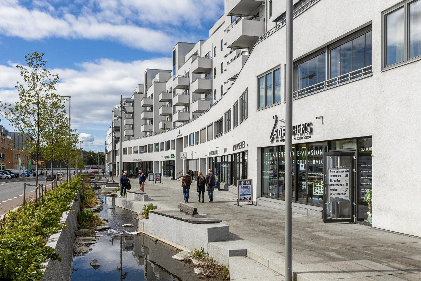 Det er kort gangavstand til Ensjø torg med blant annet KIWI, Rema 100, apotek og flere serveringssteder. Galleribilde