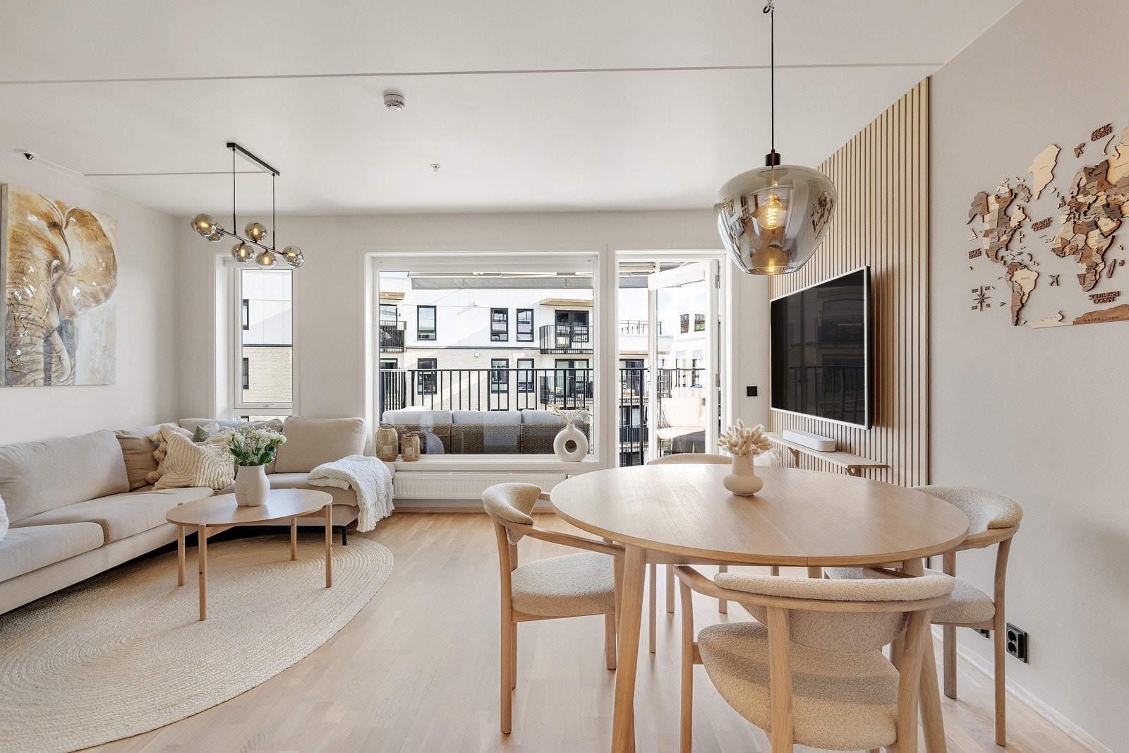 Strøken leilighet med moderne overflater og delikate fargevalg. Galleribilde
