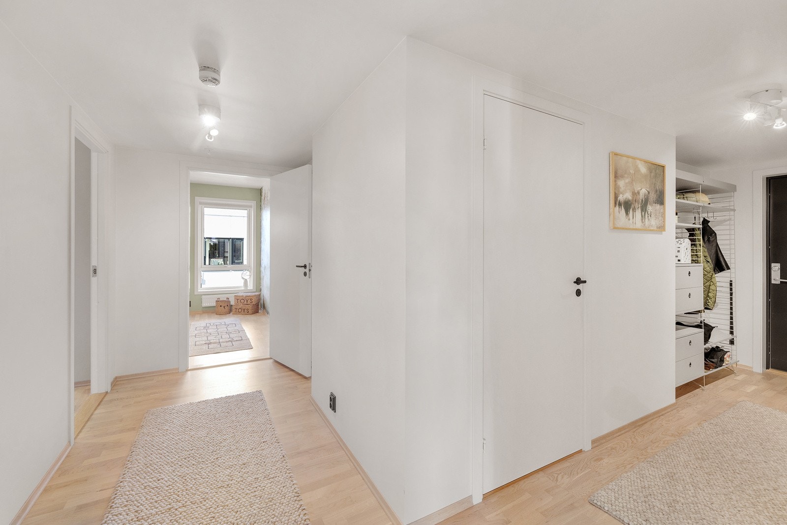 Gangen fungerer som boligens knutepunkt med videre adkomst til boligens øvrige rom. Galleribilde
