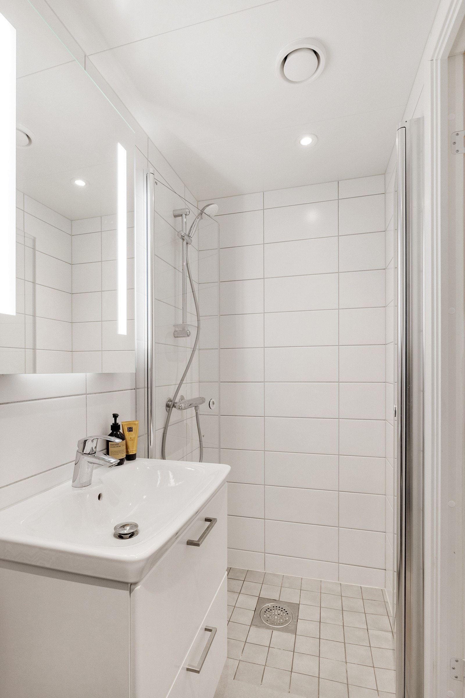 Badet har vegghengt toalett og dusjhjørne. Galleribilde