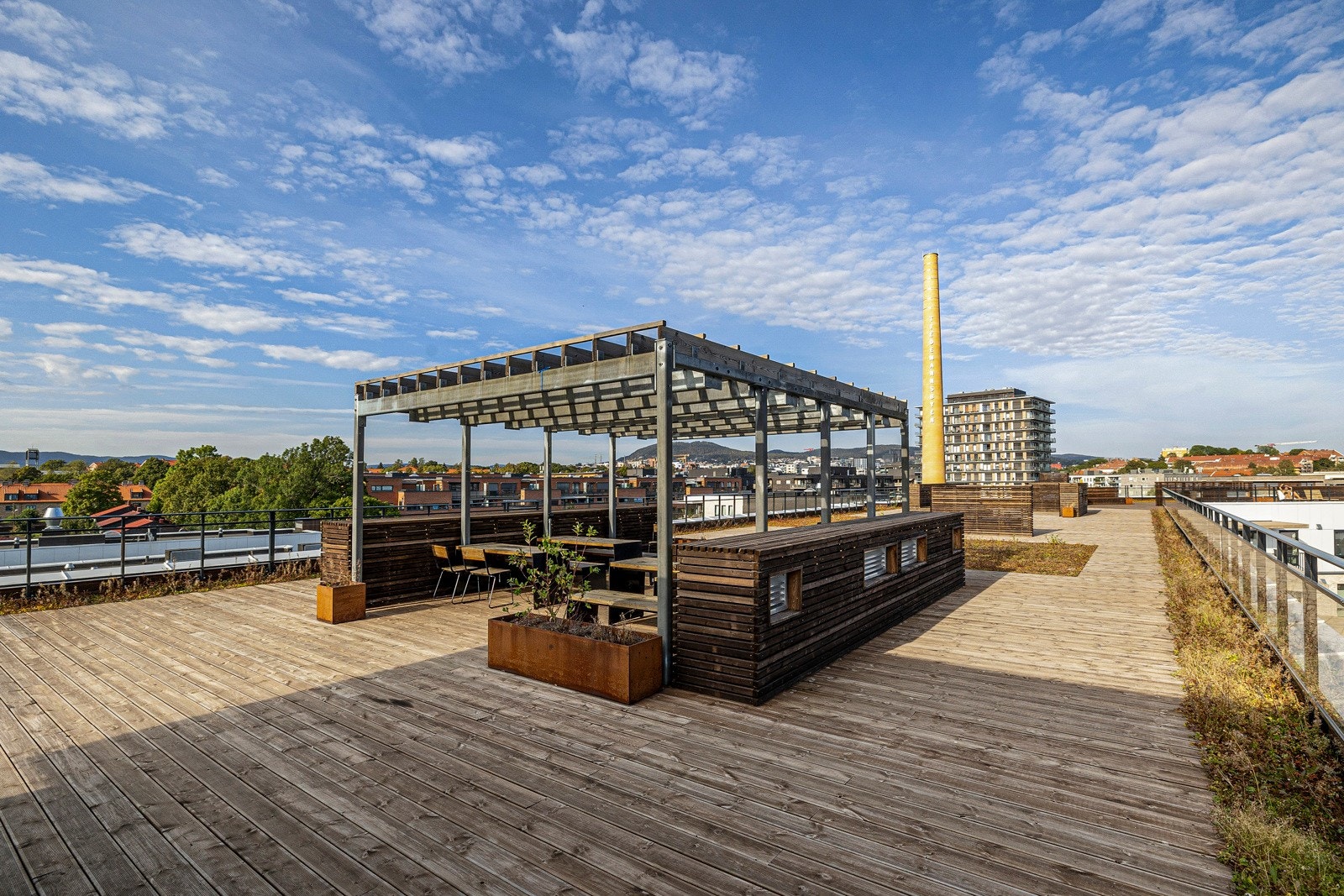 Sameiet har en herlig takterrasse med flere sittegrupper og sol hele dagen! Galleribilde
