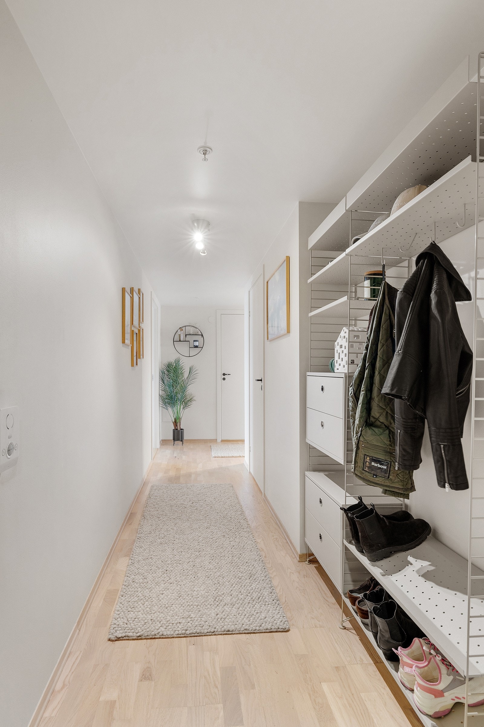 Det er god plass for avheng av yttertøy og sko. Galleribilde