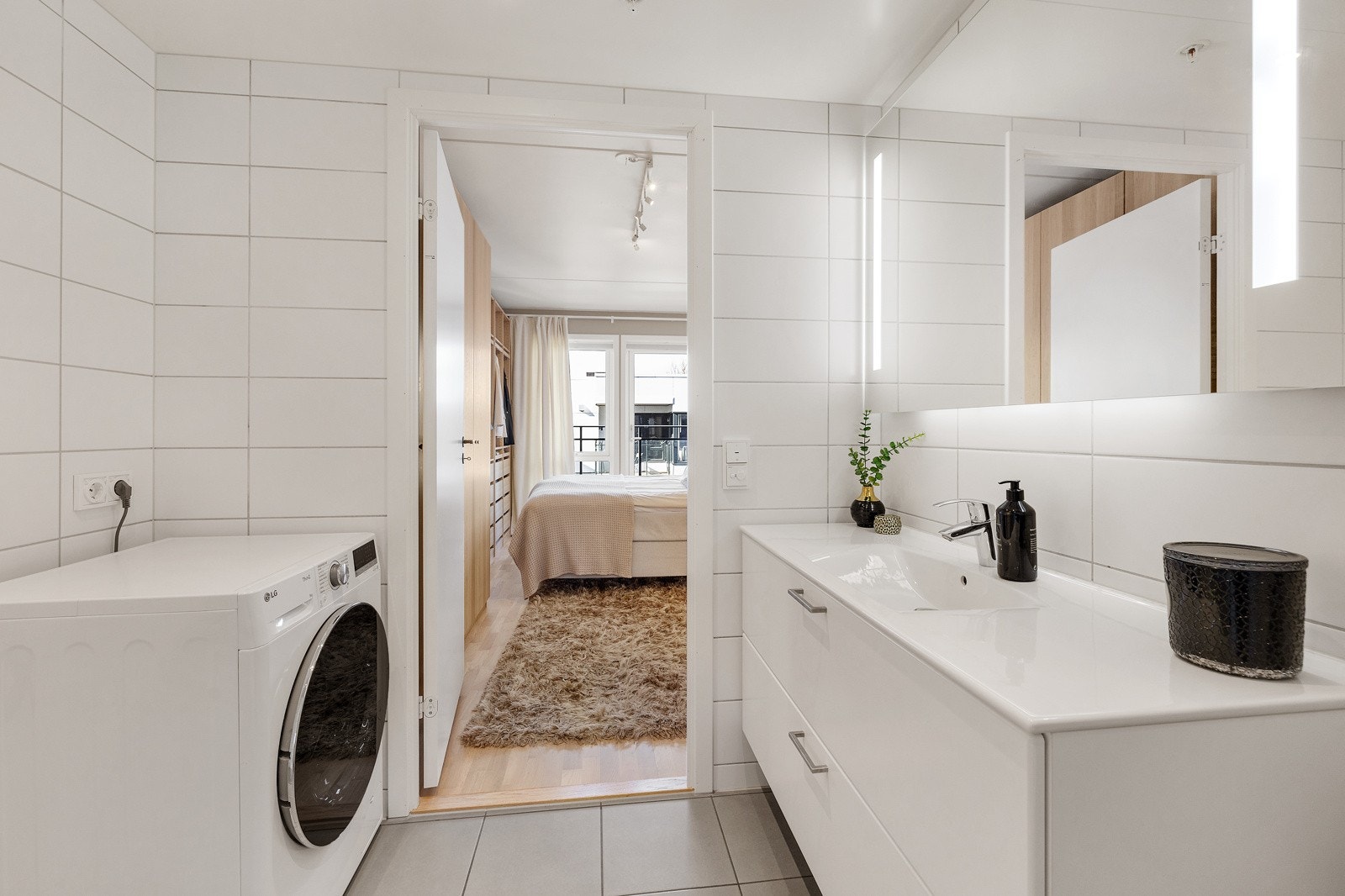 Stilrent bad med gulvvarme og opplegg for vaskemaskin. Galleribilde