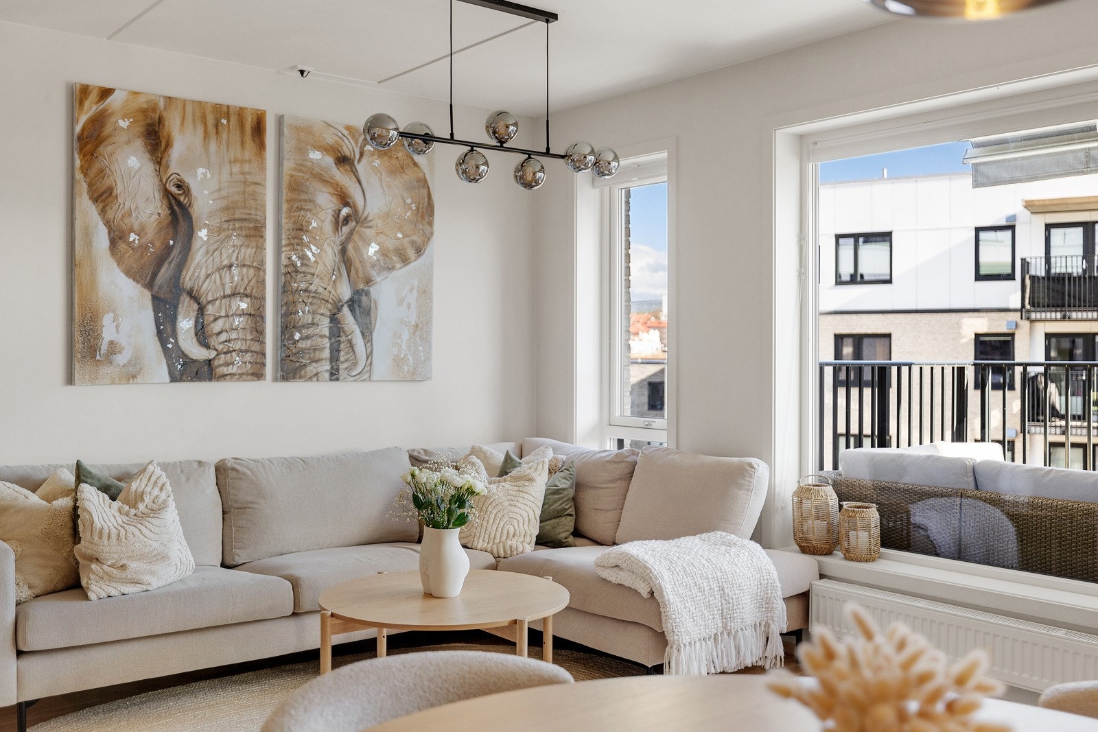 Stuen har gode innredningsmuligheter. Galleribilde
