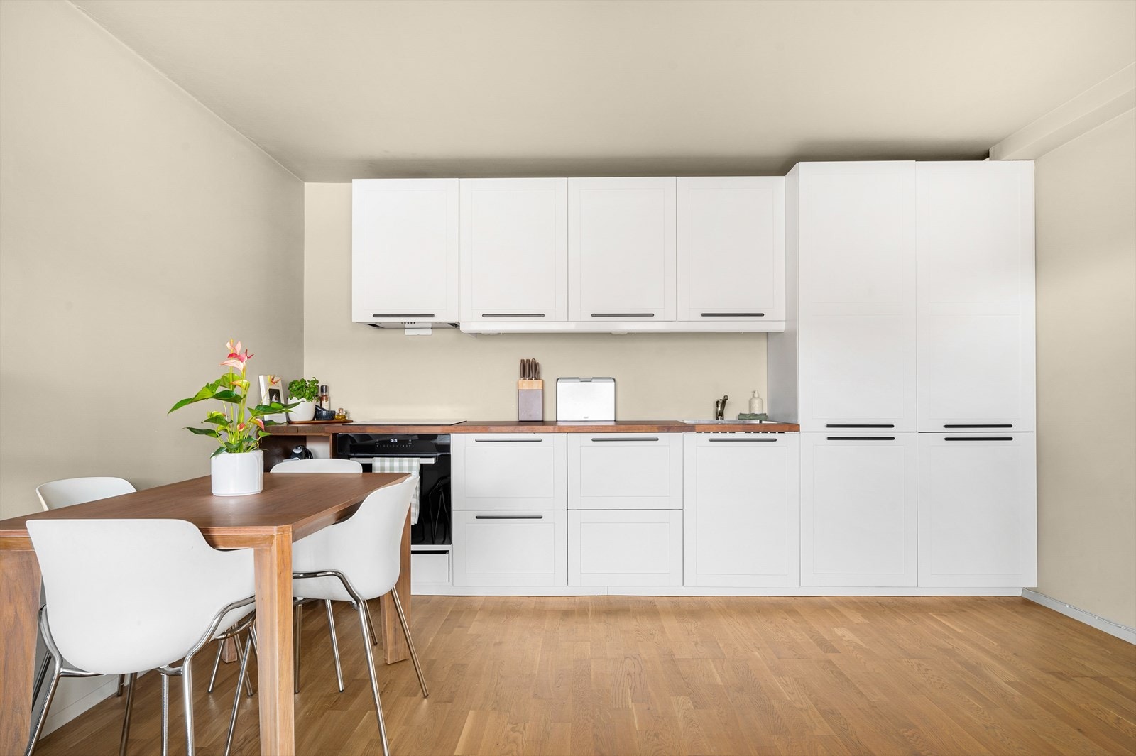 Stuen har åpen kjøkkenløsning. Galleribilde