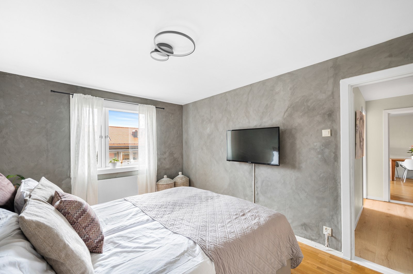 Hovedsoverommet har god plass til dobbeltseng og godt med skapplass Galleribilde