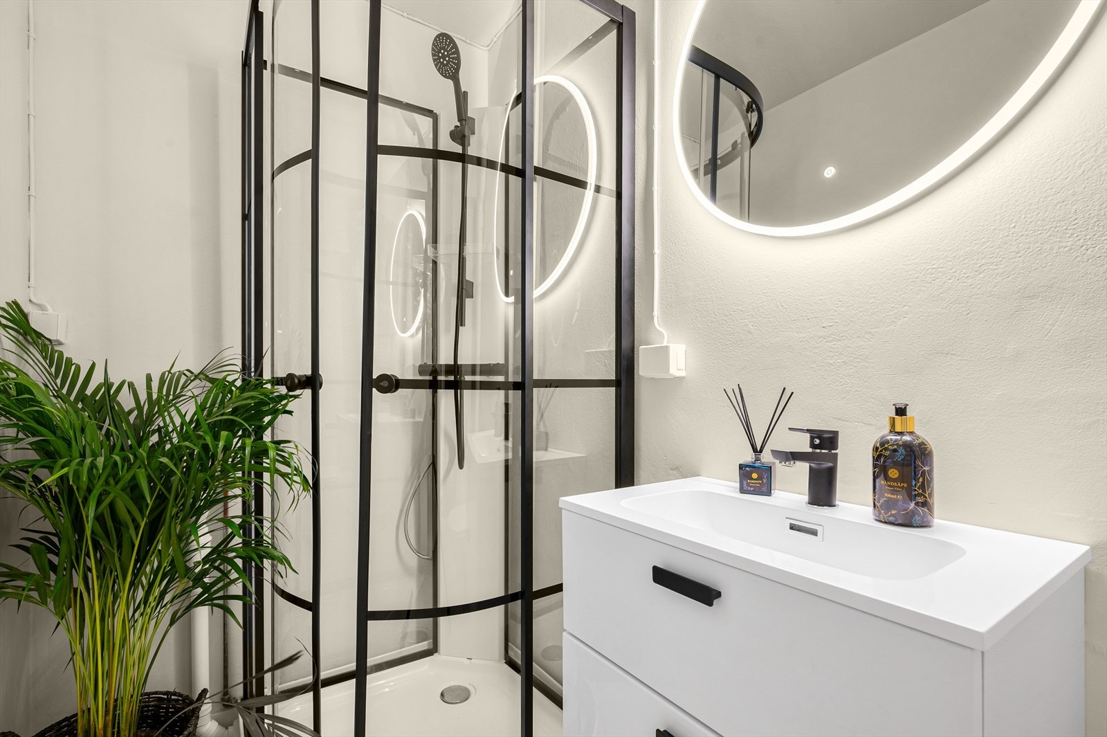 Badet er overflateoppusset i 2024, her er dusjkabinettet, servantskapet, speil med led-lys nytt av året. Det er også opplegg for vaskemaskin Galleribilde