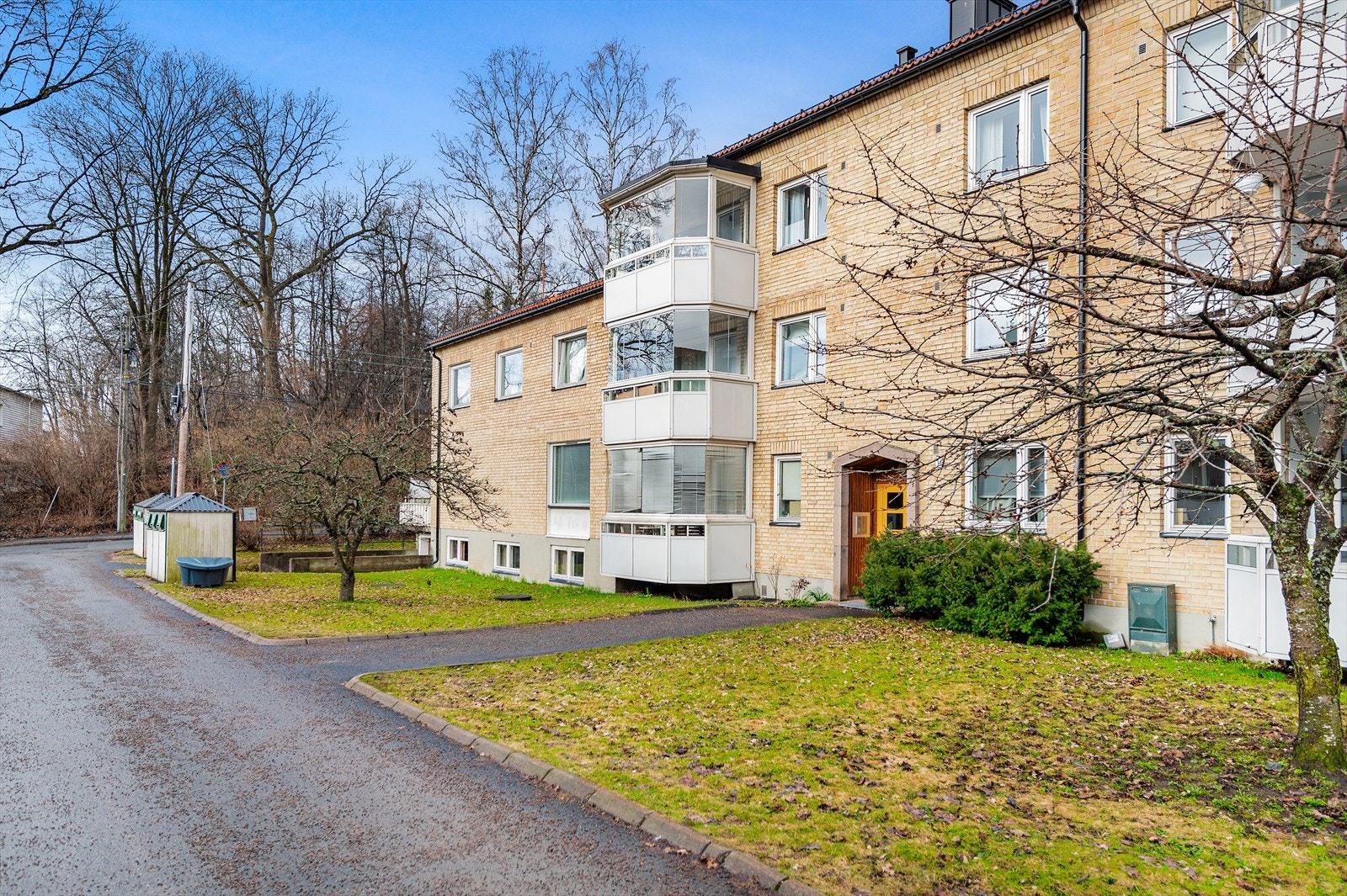 Fin og vedlikeholdt gård! Parkering i gate rett utenfor etter førstemann til mølla prinsippet. Galleribilde
