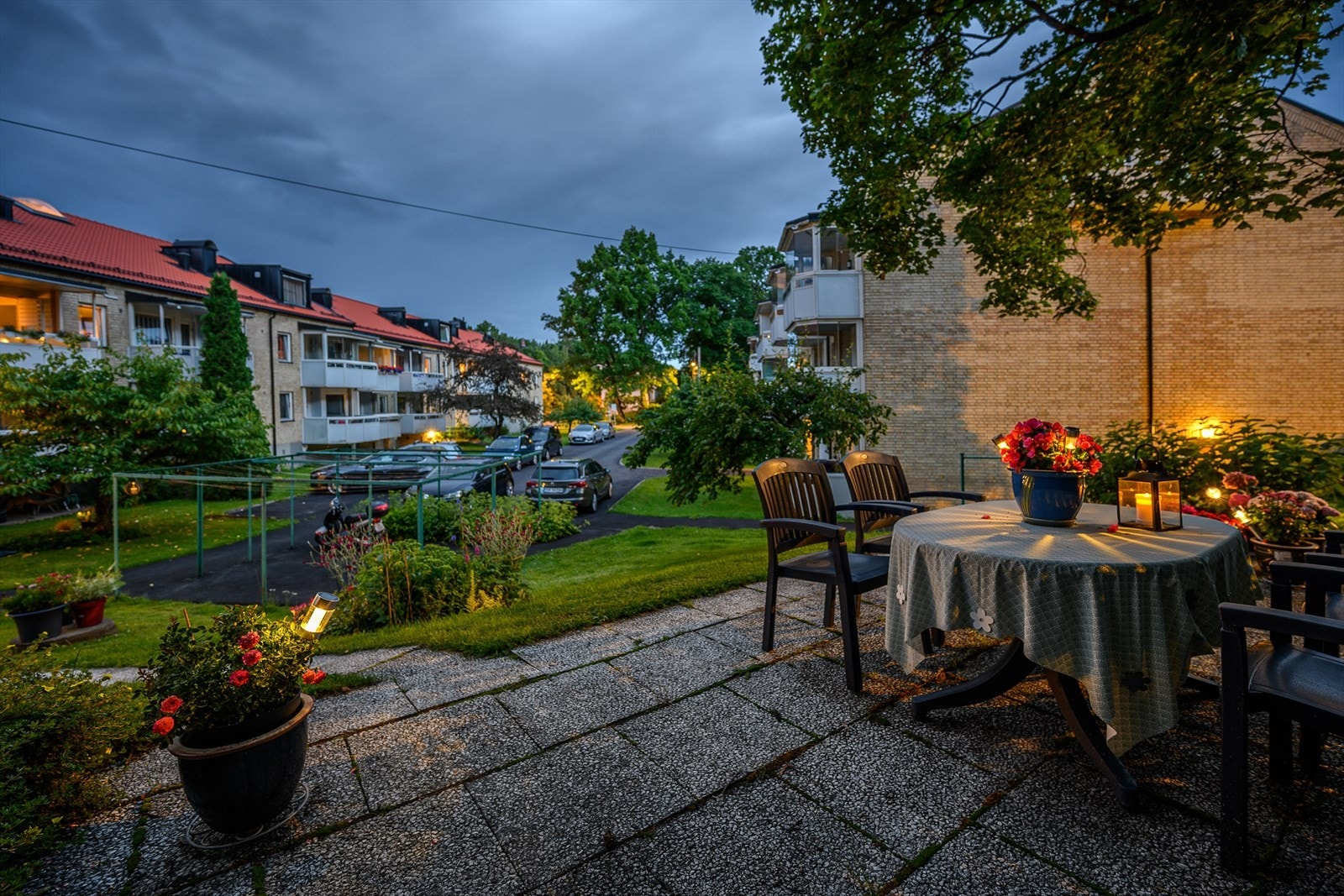 Kveldsstemning fra felles uteplass Galleribilde