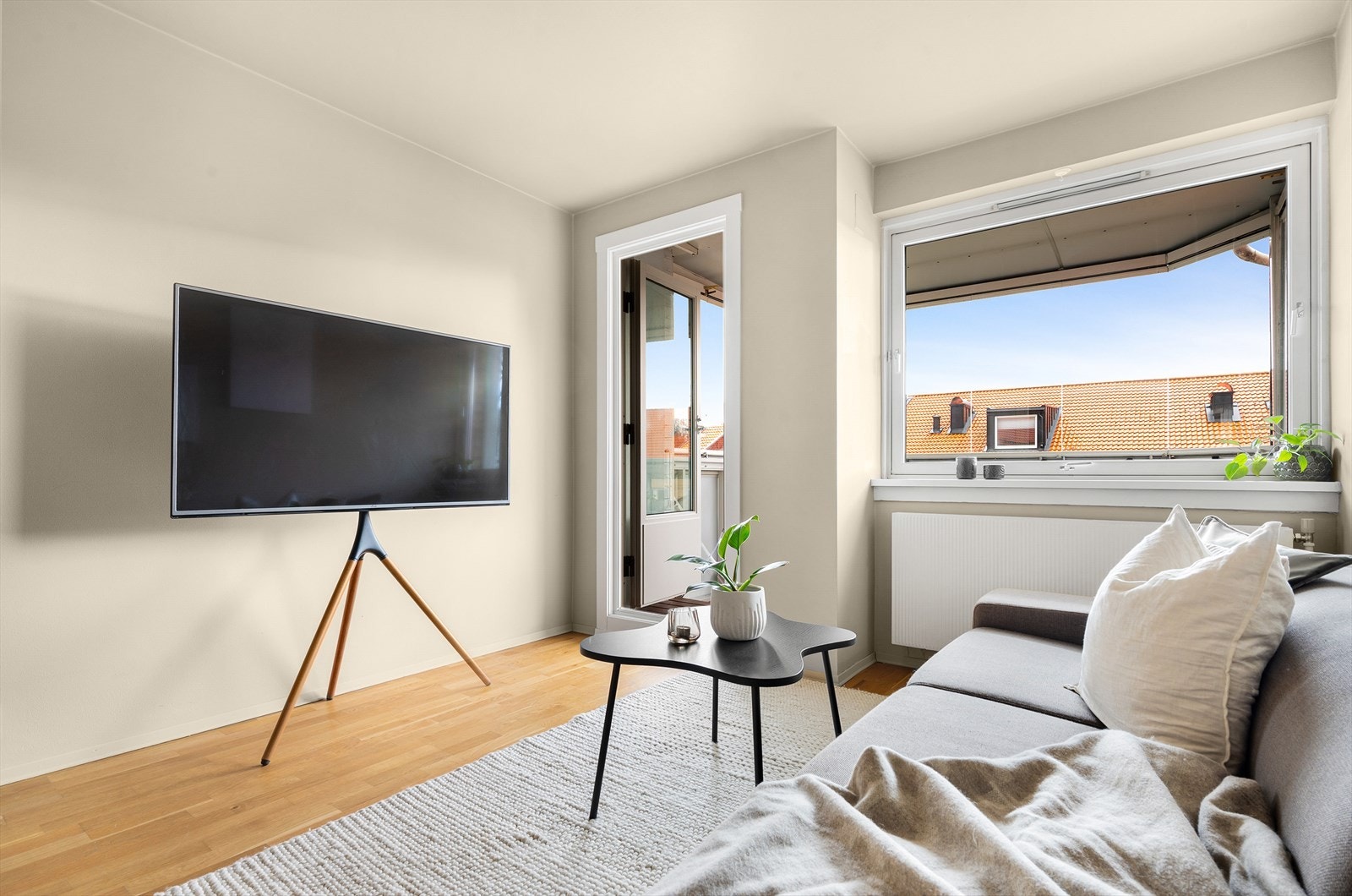 Fin stue med utgang balkong Galleribilde