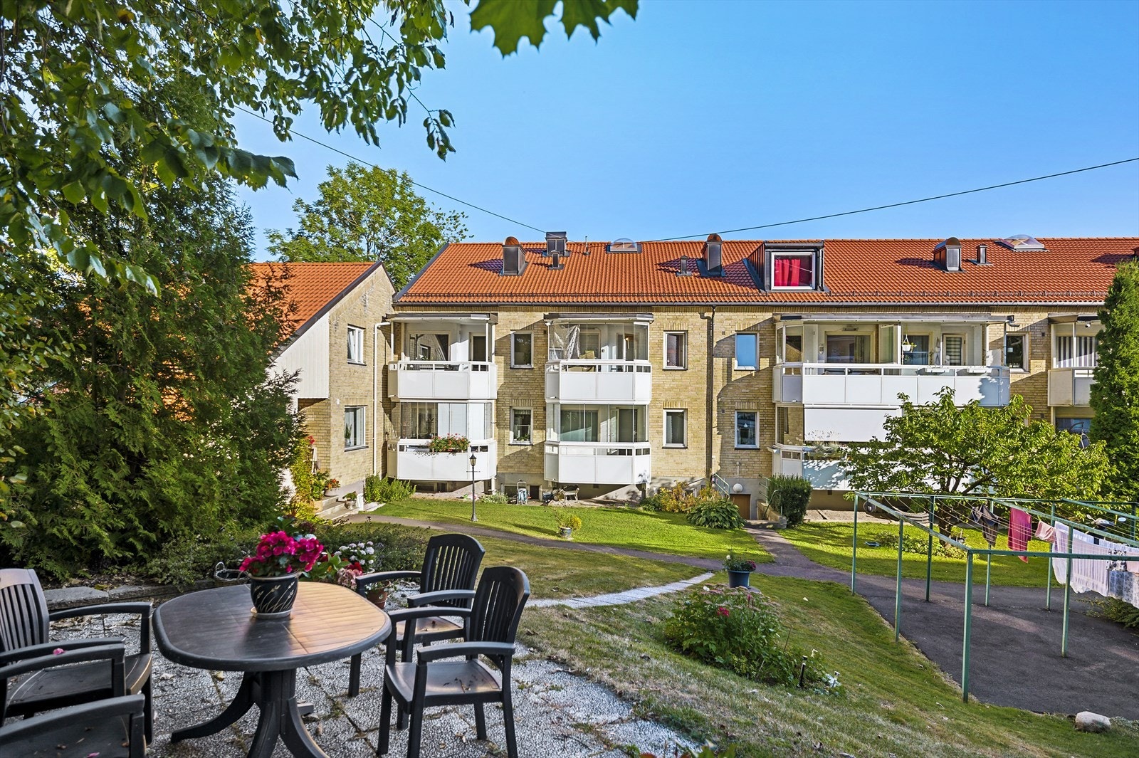 Hyggelige felles sittegrupper i borettslaget. Galleribilde