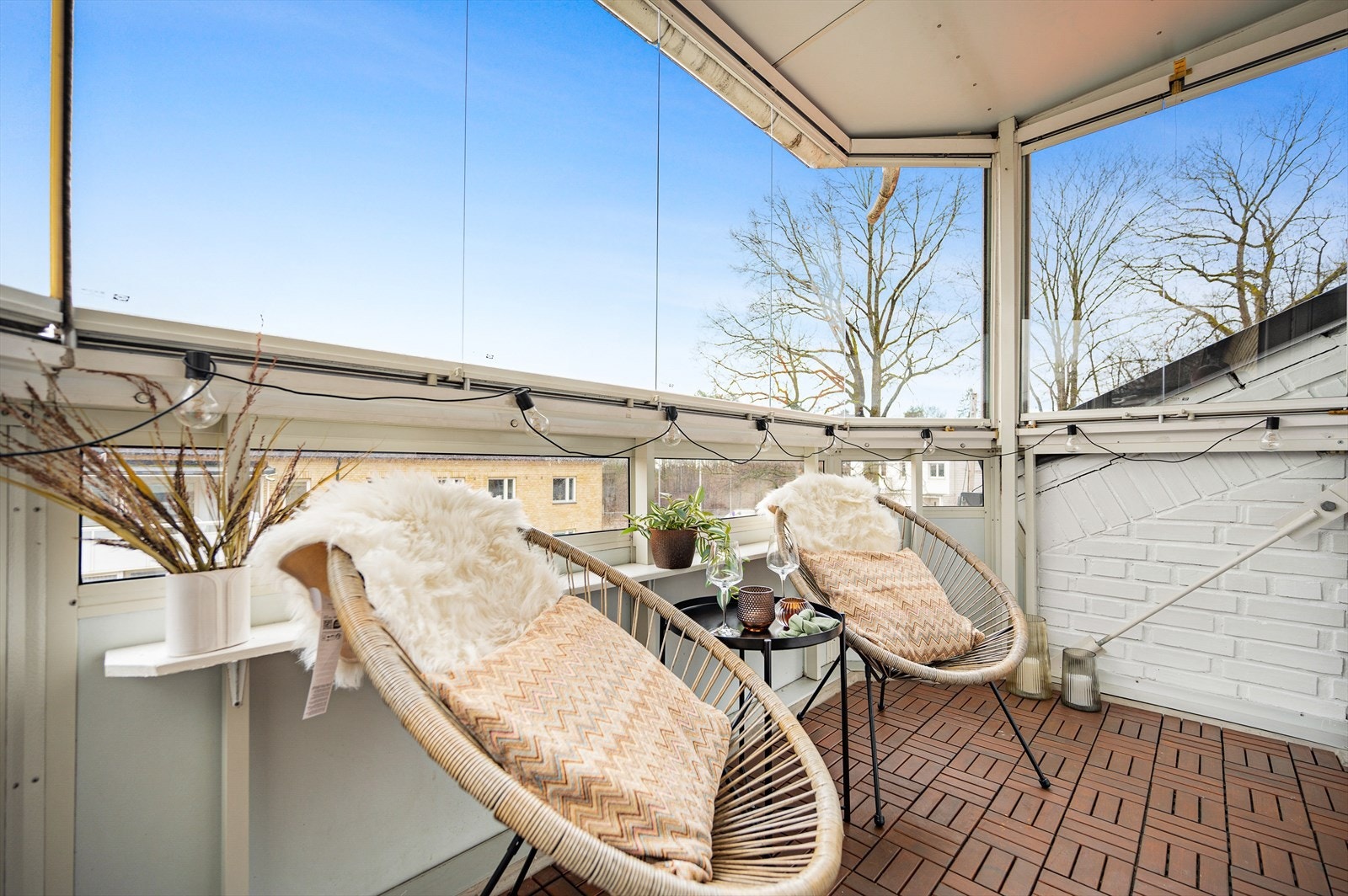 Romslig innglasset balkong på ca 6 kvm. På sommeren er solen her fra tidlig morgen til rundt kl. 17.00. Galleribilde