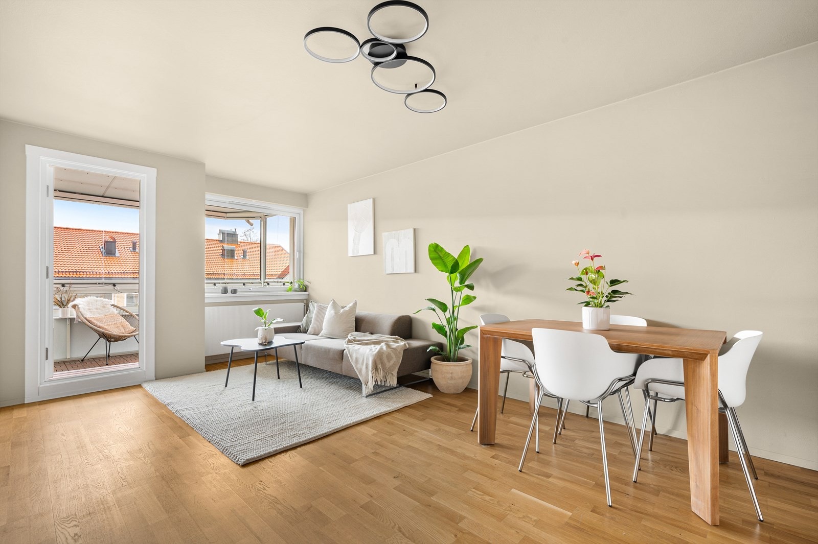 Fin plass til spisebord / spisestue mellom sofagruppen og kjøkkenet. Galleribilde