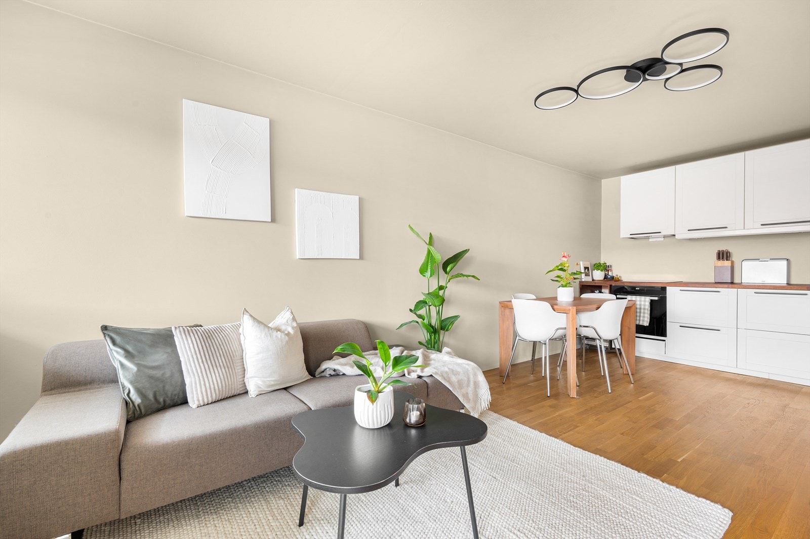 Stuen og resten av leiligheten er overflateoppusset og fremstår i moderne farger. Galleribilde