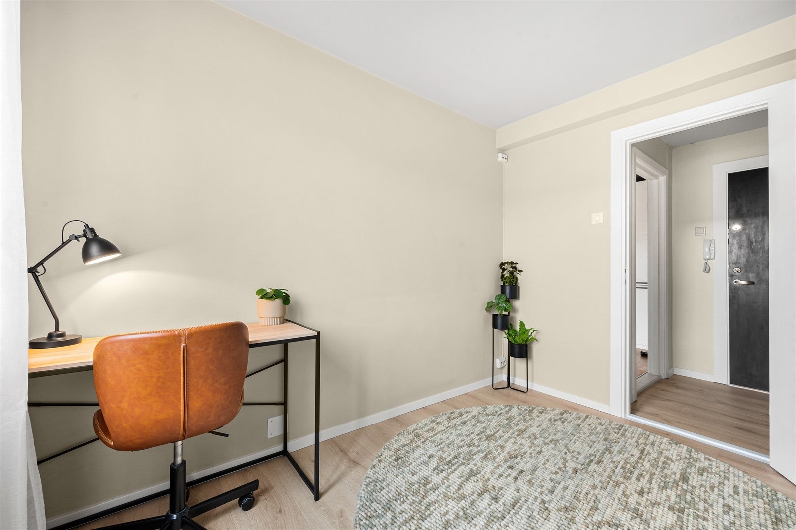 På soverom 2 er vegger helsparklet og malt, samt lagt nytt laminatgulv i 2023. Galleribilde